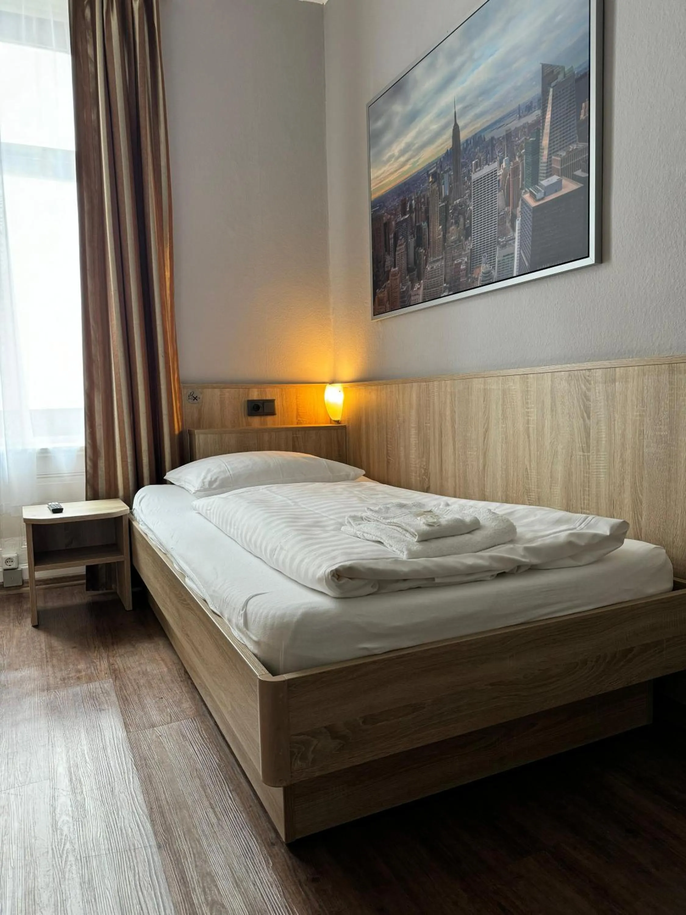 Bed in Hotel Kieler Hof - Hamburg Central Station