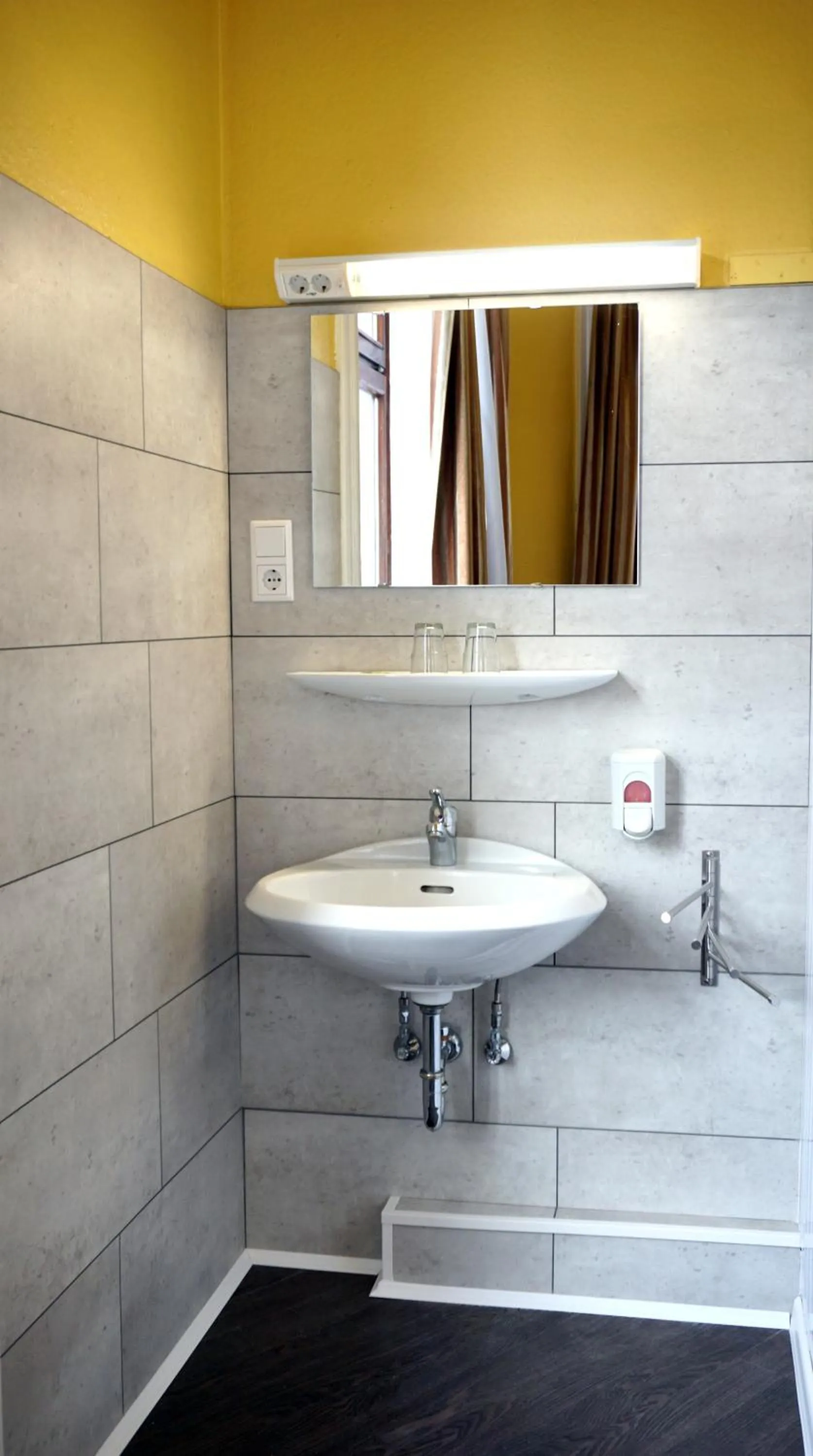 Bathroom in Hotel Kieler Hof - Hamburg Central Station