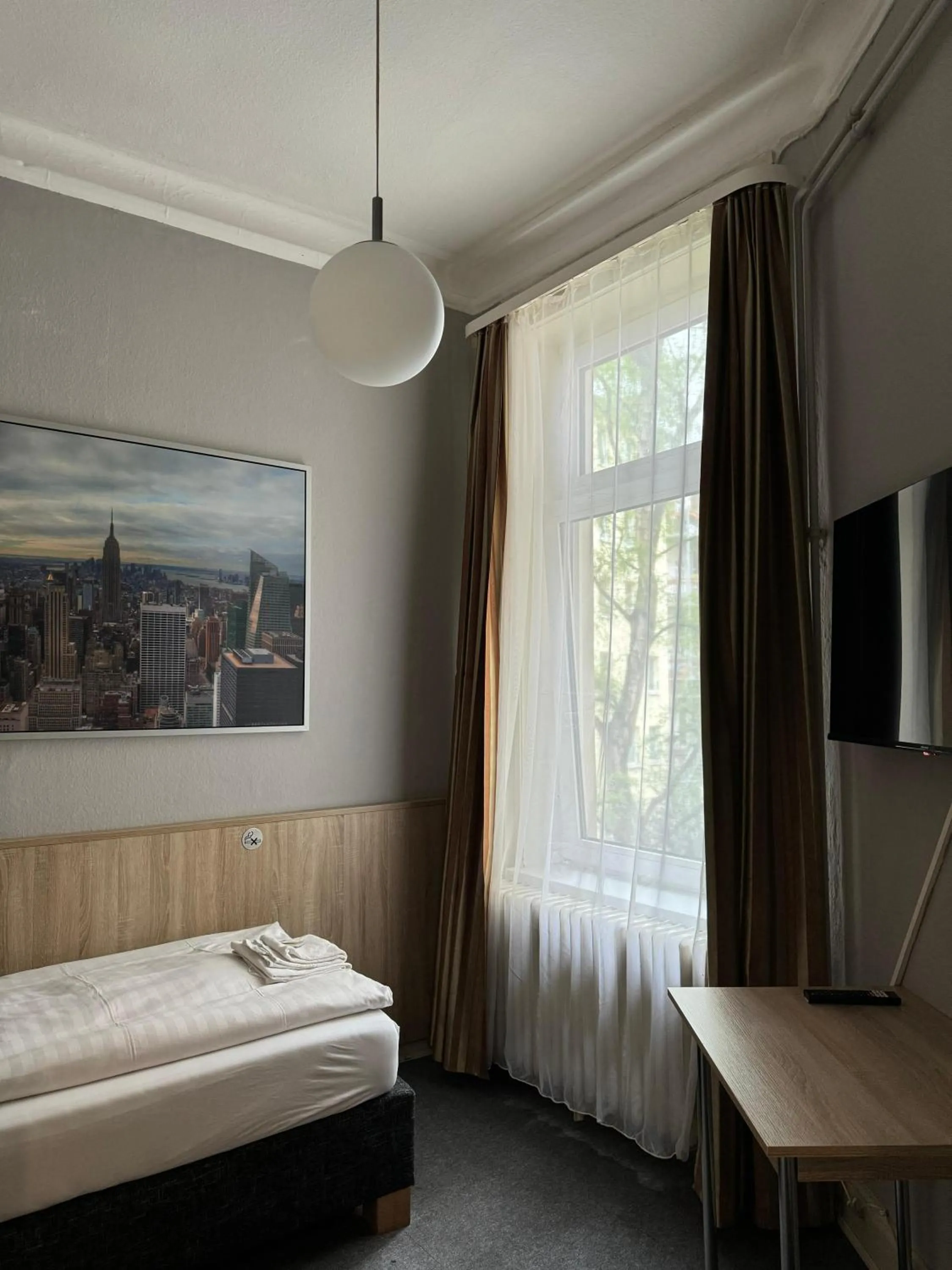 Photo of the whole room, Bed in Hotel Kieler Hof - Hamburg Central Station