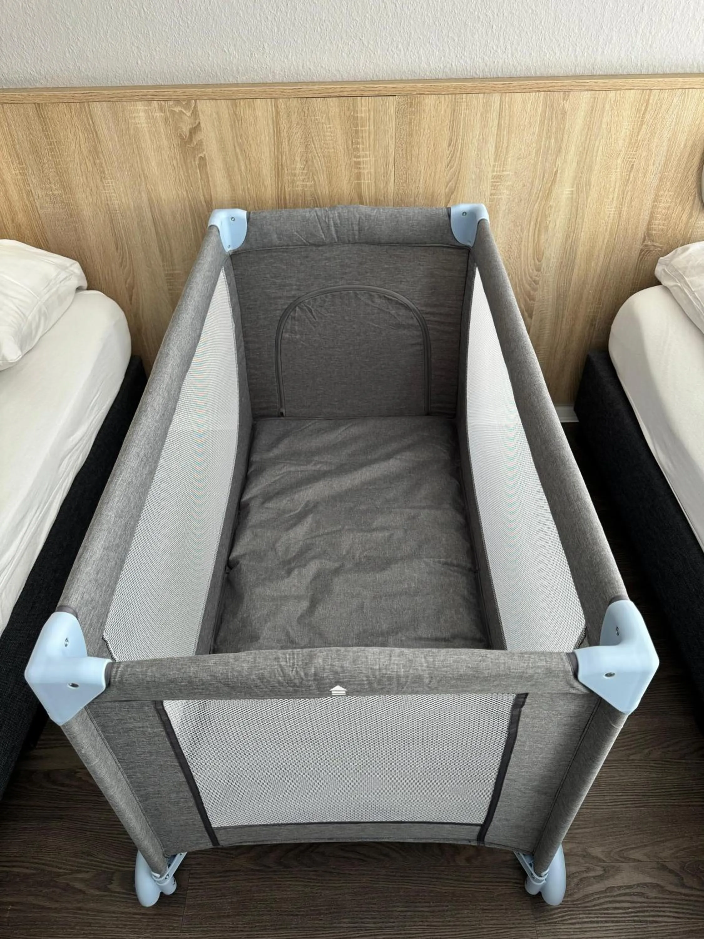 Bed in Hotel Kieler Hof - Hamburg Central Station