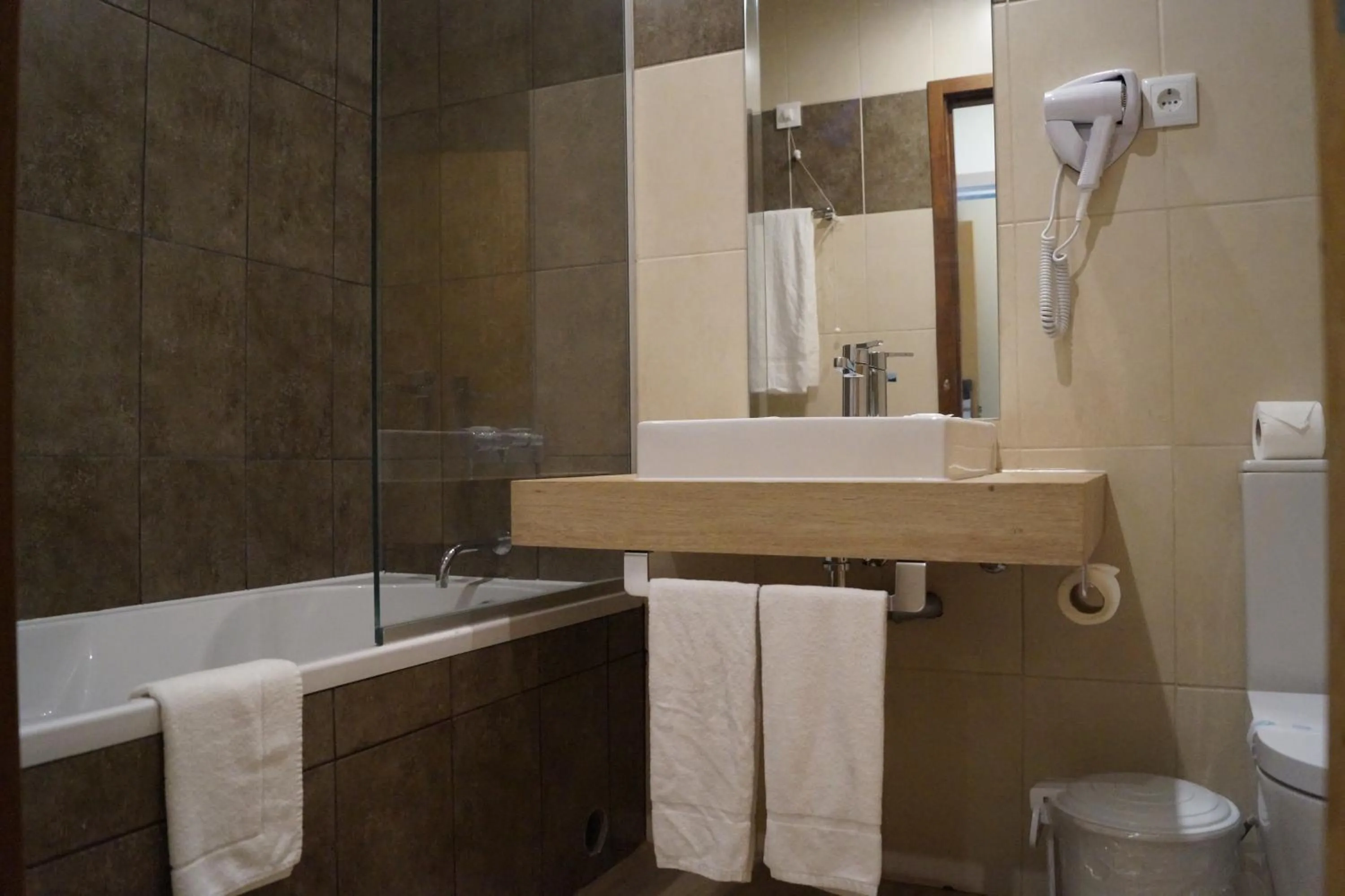 Bathroom in Angra Central Hotel