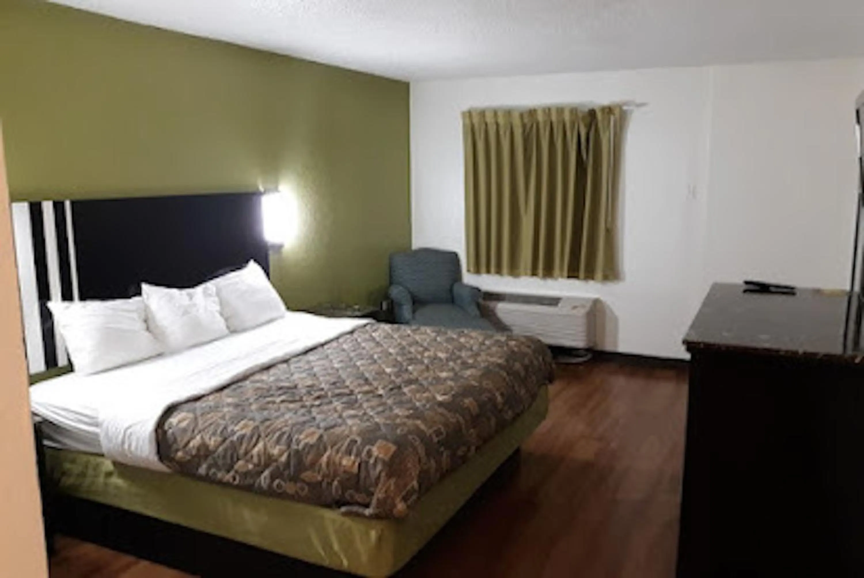 Bed, TV/Entertainment Center in Travelodge by Wyndham LaFayette