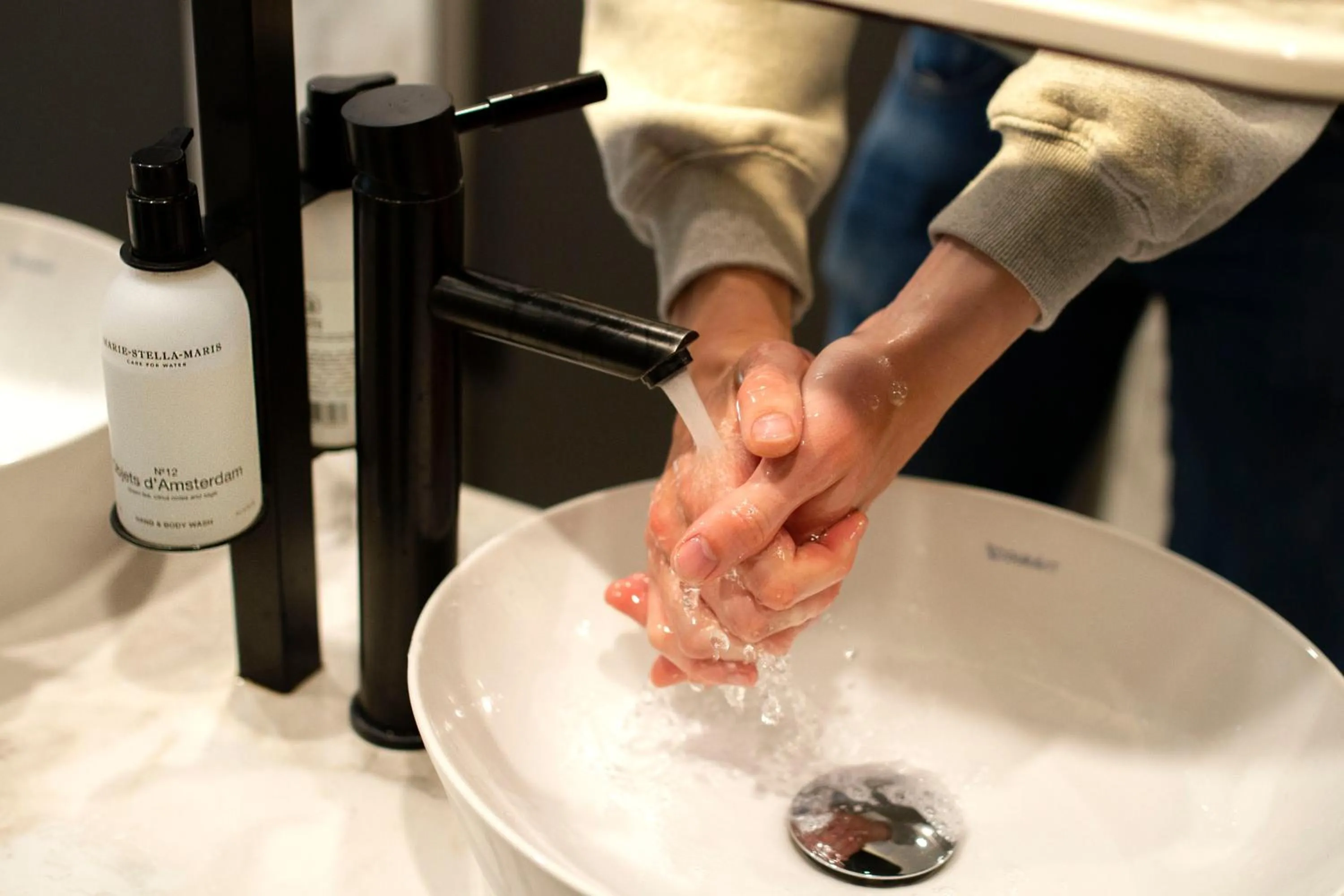 People in THIS HO(S)TEL