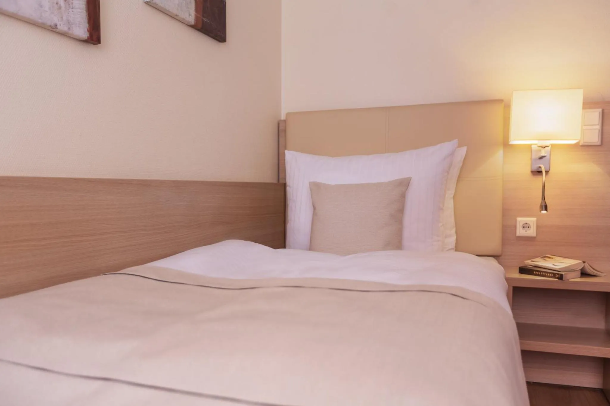 Photo of the whole room, Bed in Garner Hotel Hamburg - Wandsbek Marktplatz by IHG
