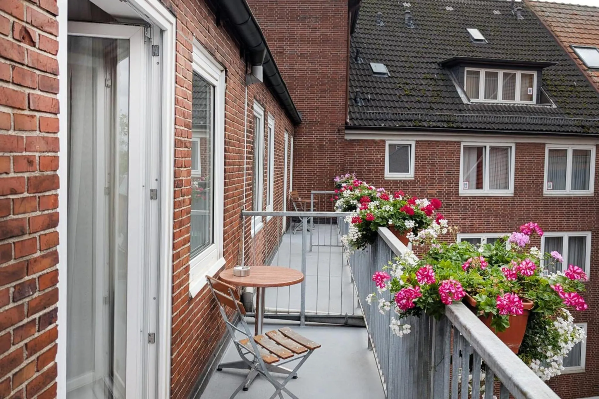 Photo of the whole room in Garner Hotel Hamburg - Wandsbek Marktplatz by IHG