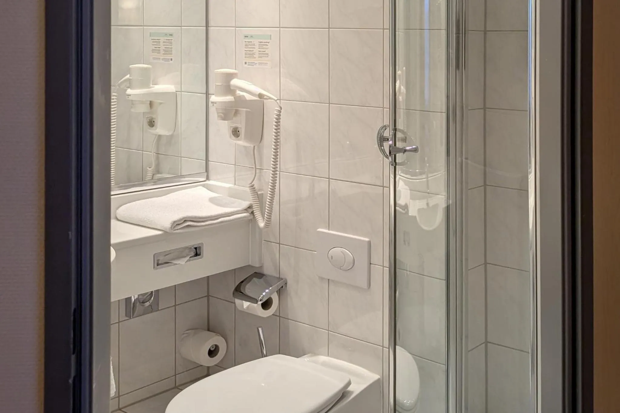 Bathroom in Garner Hotel Hamburg - Wandsbek Marktplatz by IHG