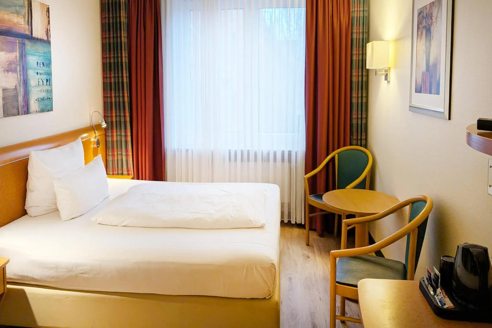Photo of the whole room, Bed in Garner Hotel Hamburg - Wandsbek Marktplatz by IHG