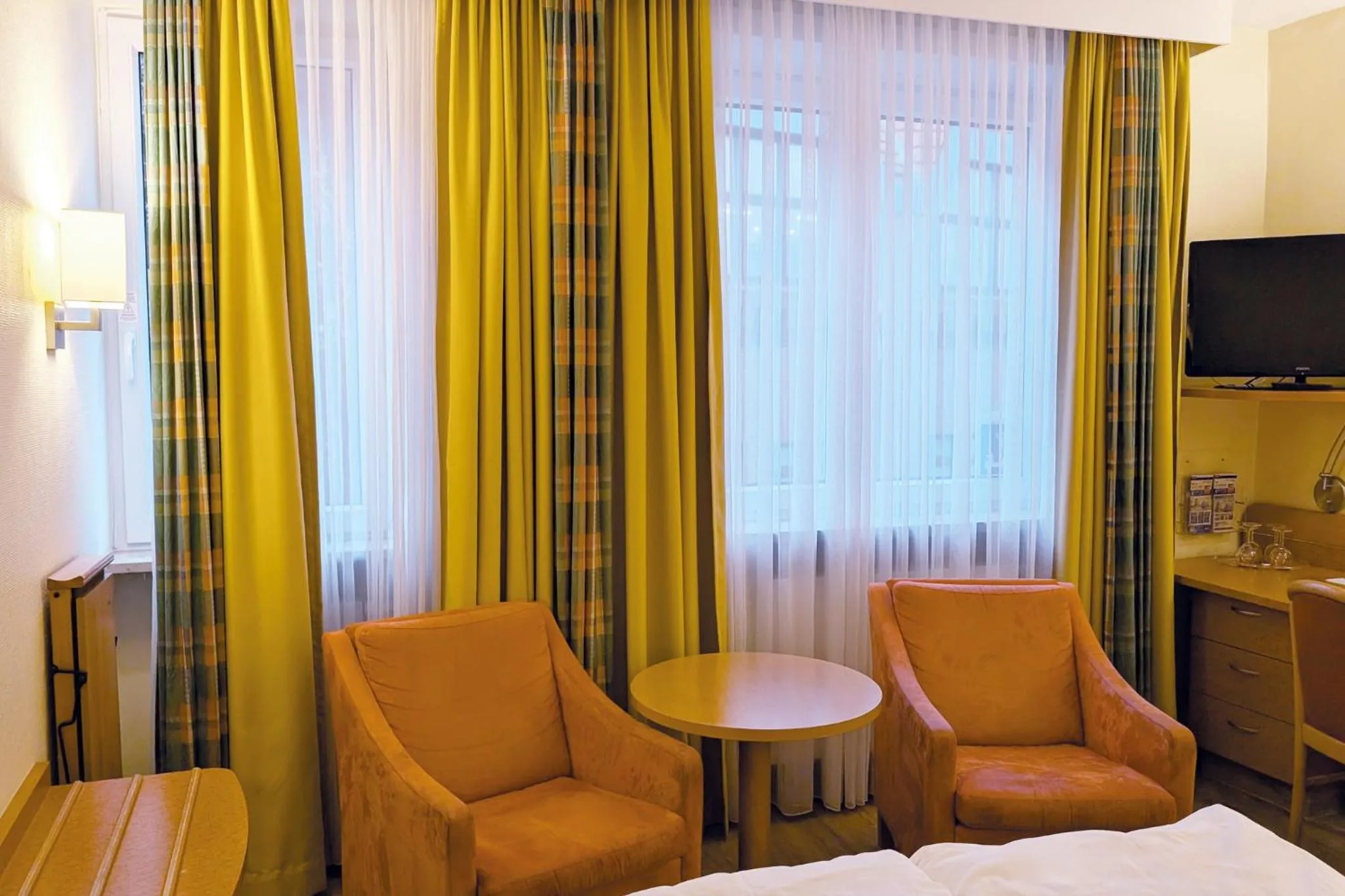 Photo of the whole room, Bed in Garner Hotel Hamburg - Wandsbek Marktplatz by IHG