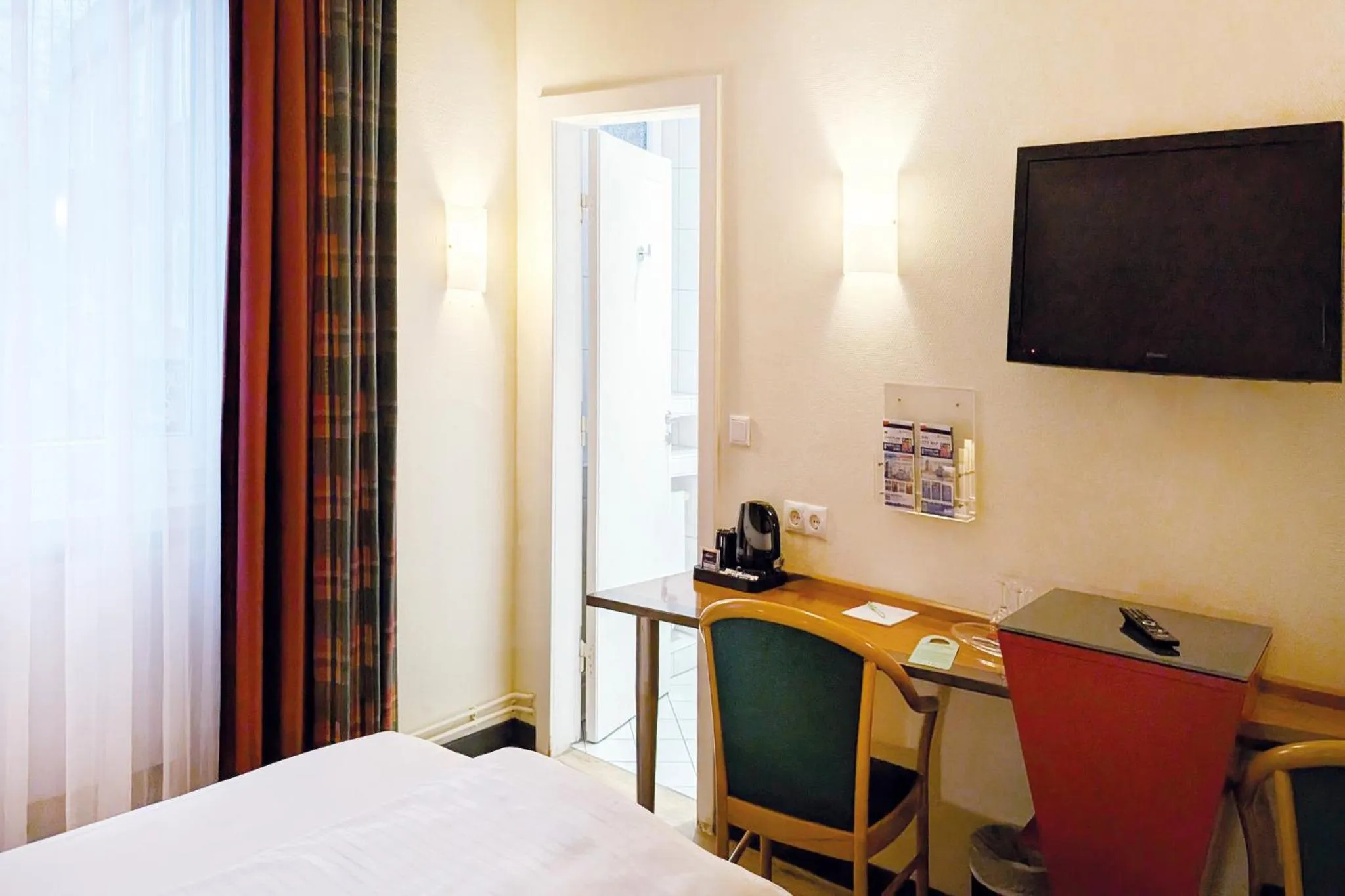 Photo of the whole room, Bed in Garner Hotel Hamburg - Wandsbek Marktplatz by IHG