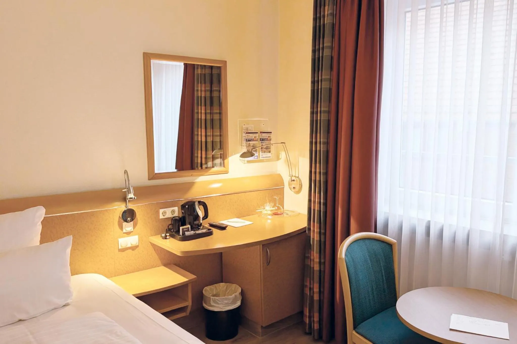 Photo of the whole room, Bed in Garner Hotel Hamburg - Wandsbek Marktplatz by IHG