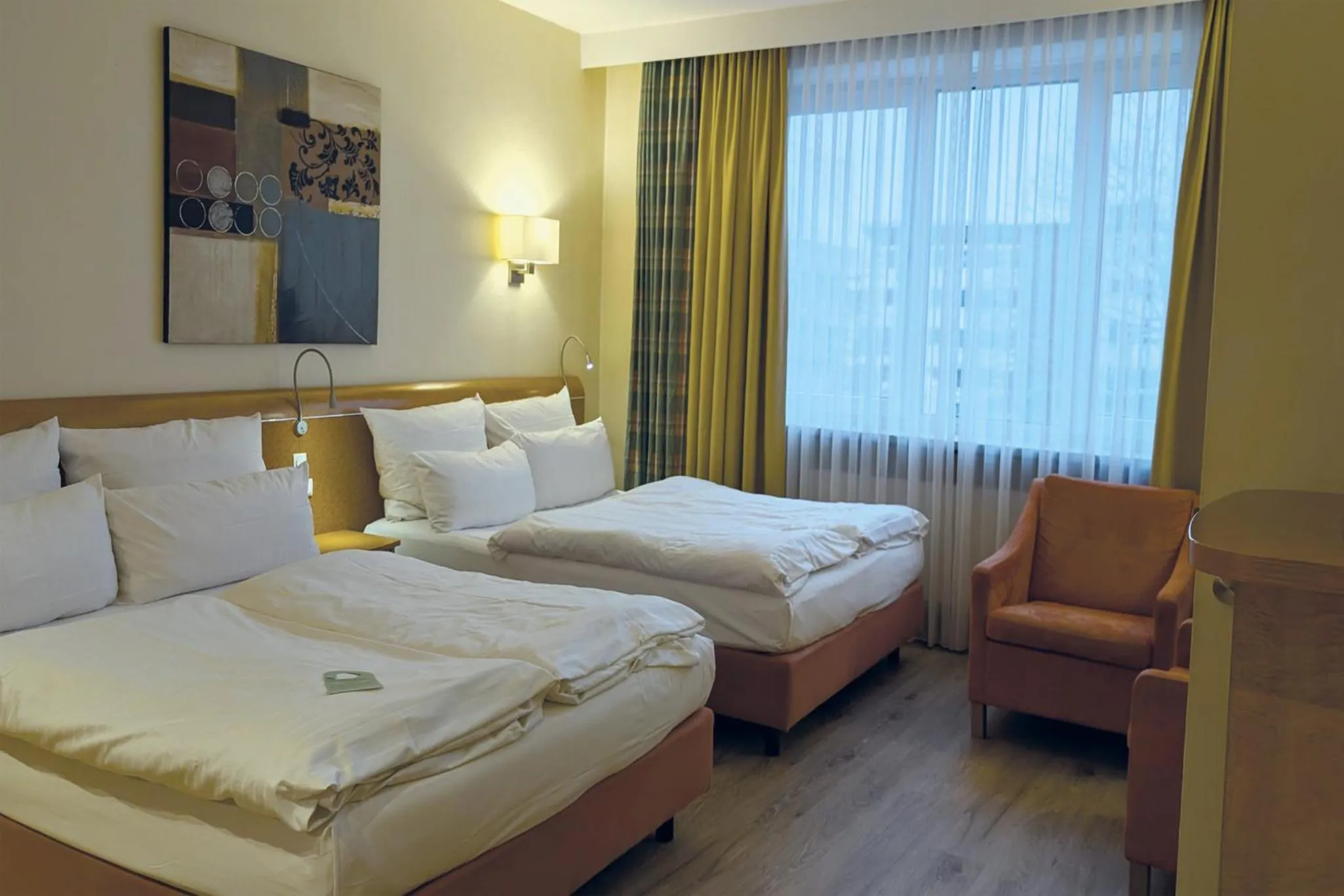 Photo of the whole room, Bed in Garner Hotel Hamburg - Wandsbek Marktplatz by IHG