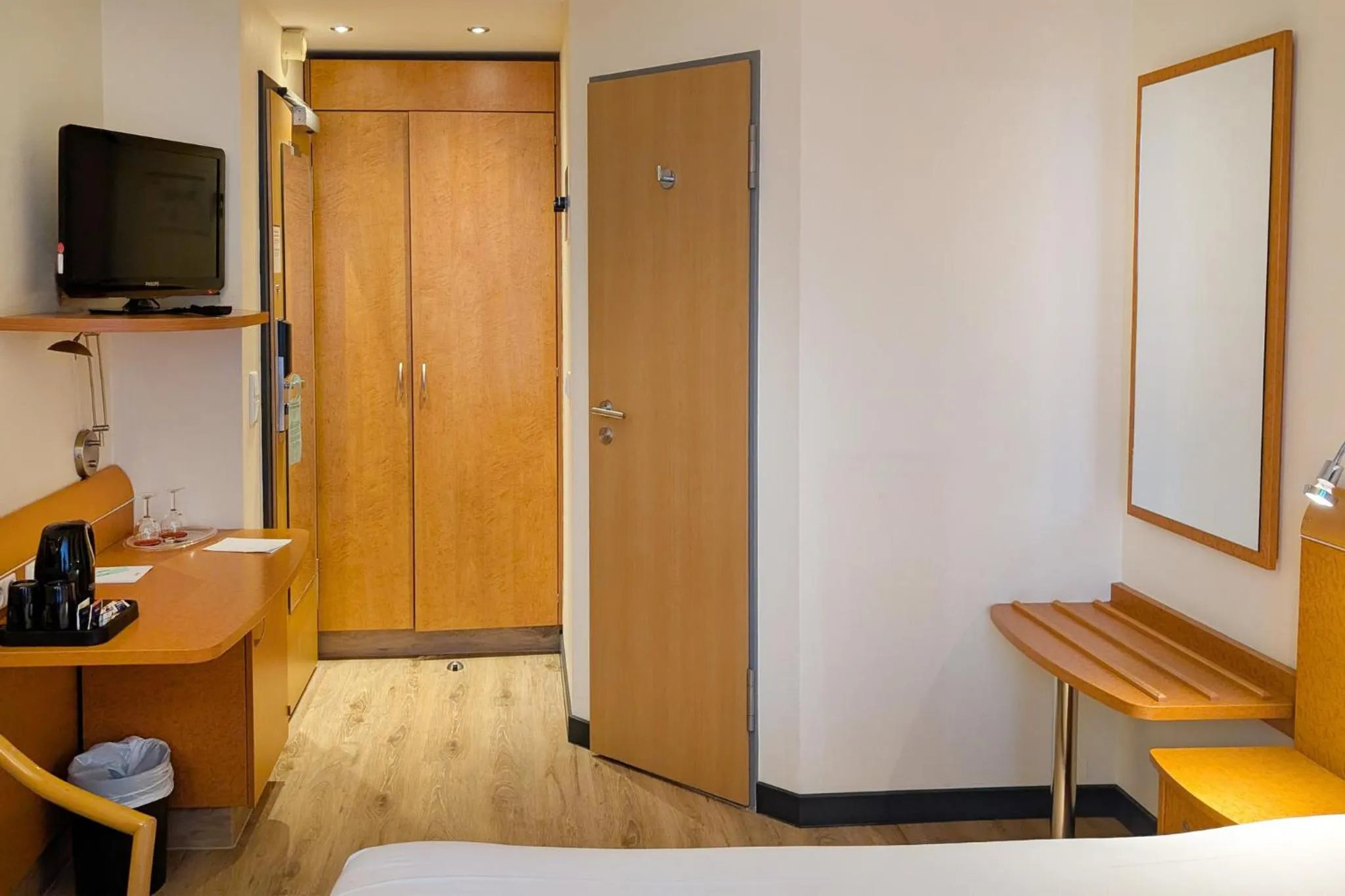 Photo of the whole room, Bed in Garner Hotel Hamburg - Wandsbek Marktplatz by IHG