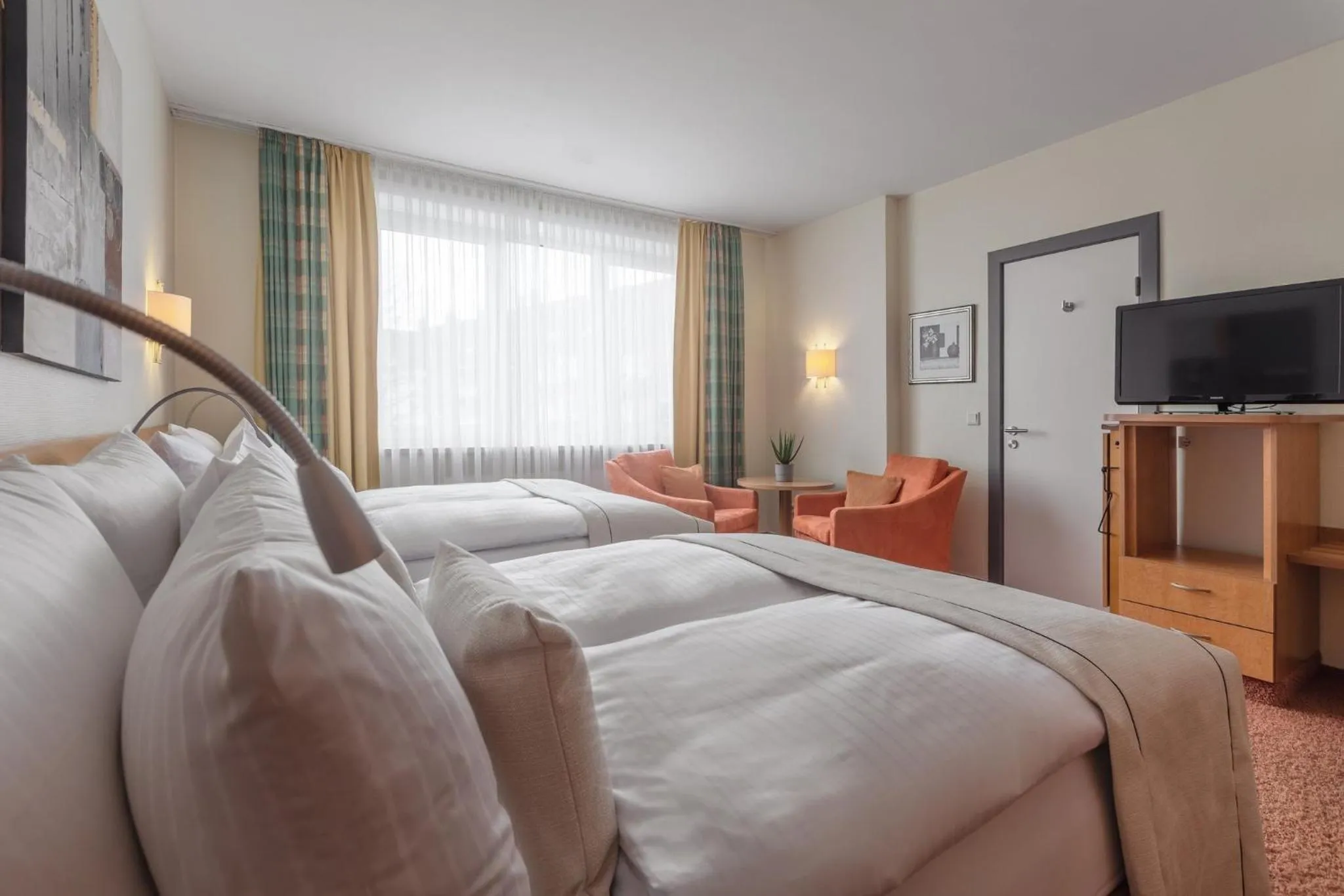 Photo of the whole room, Bed in Garner Hotel Hamburg - Wandsbek Marktplatz by IHG