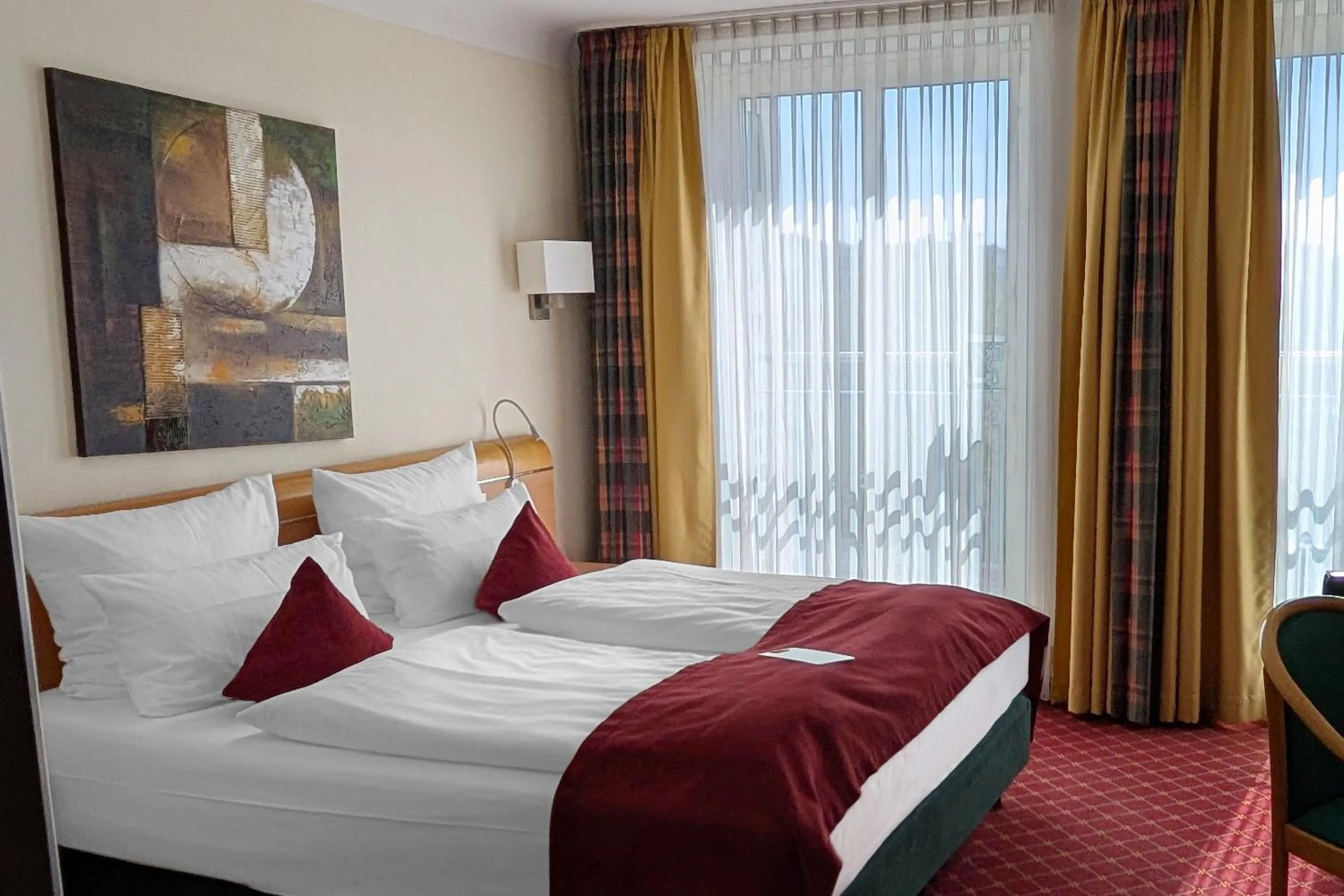 Photo of the whole room, Bed in Garner Hotel Hamburg - Wandsbek Marktplatz by IHG