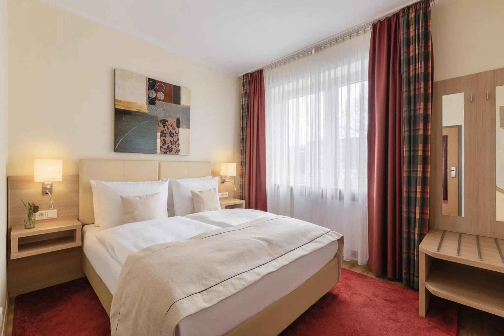 Photo of the whole room, Bed in Garner Hotel Hamburg - Wandsbek Marktplatz by IHG
