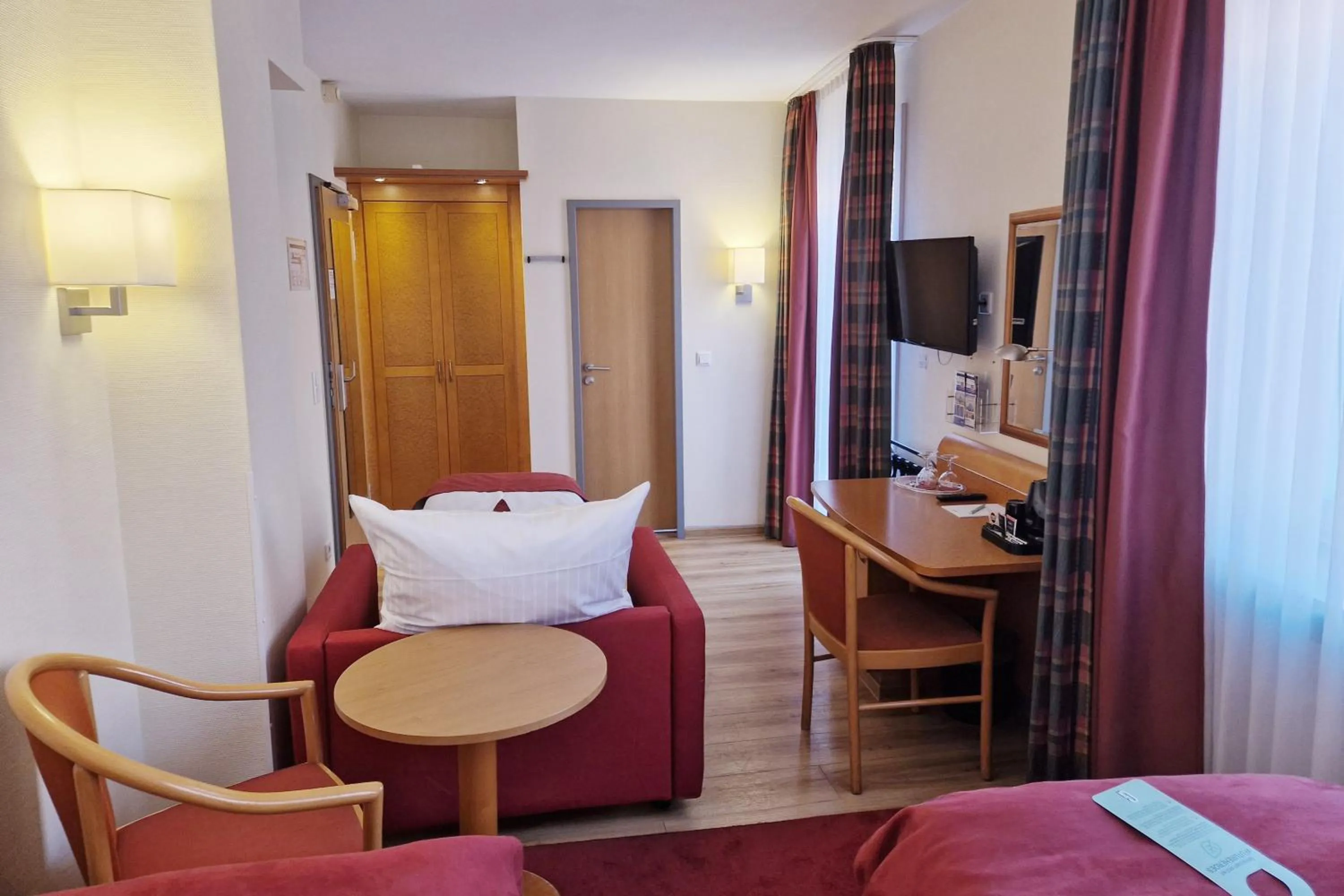 Photo of the whole room, Bed in Garner Hotel Hamburg - Wandsbek Marktplatz by IHG