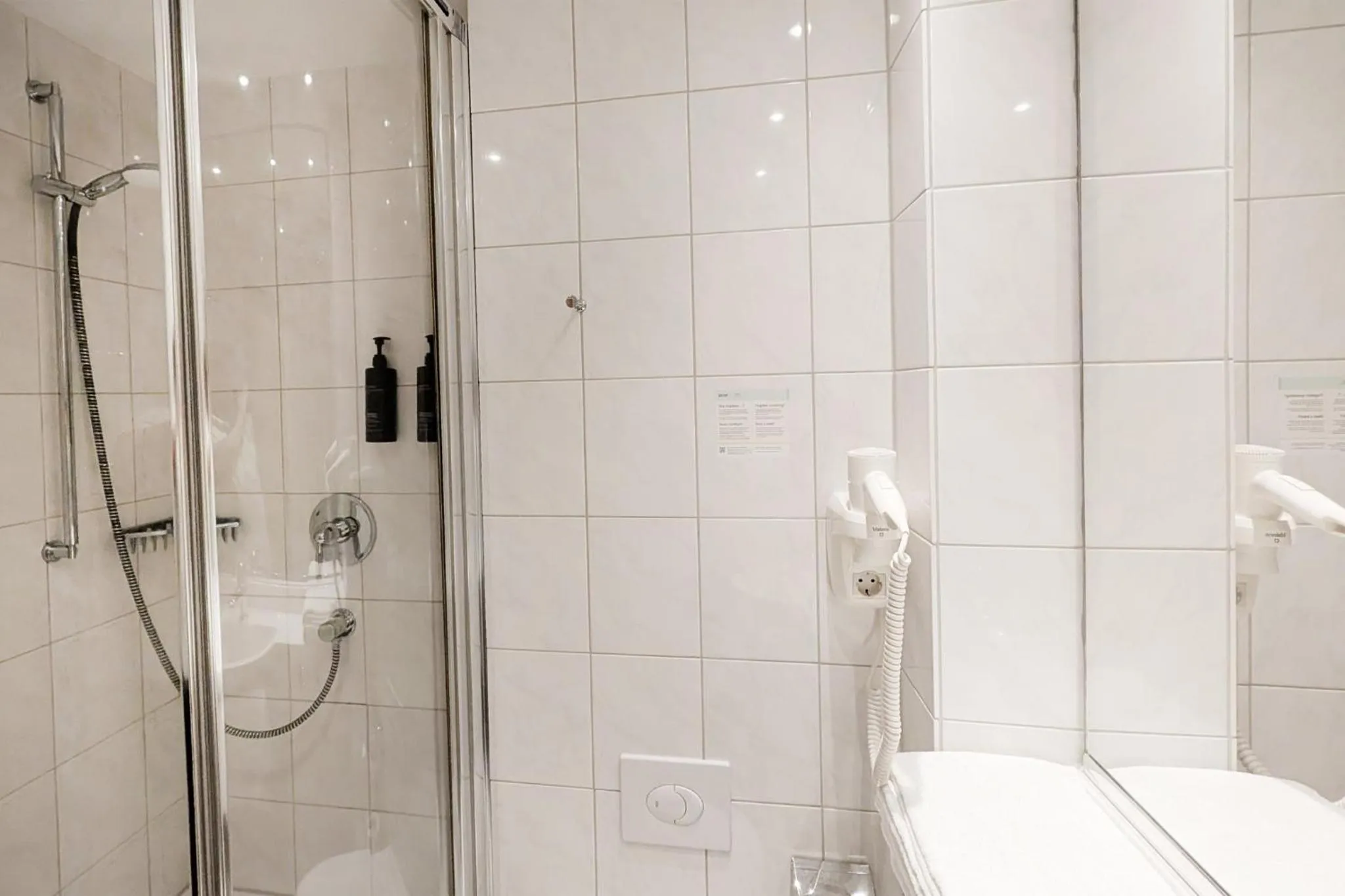 Bathroom in Garner Hotel Hamburg - Wandsbek Marktplatz by IHG