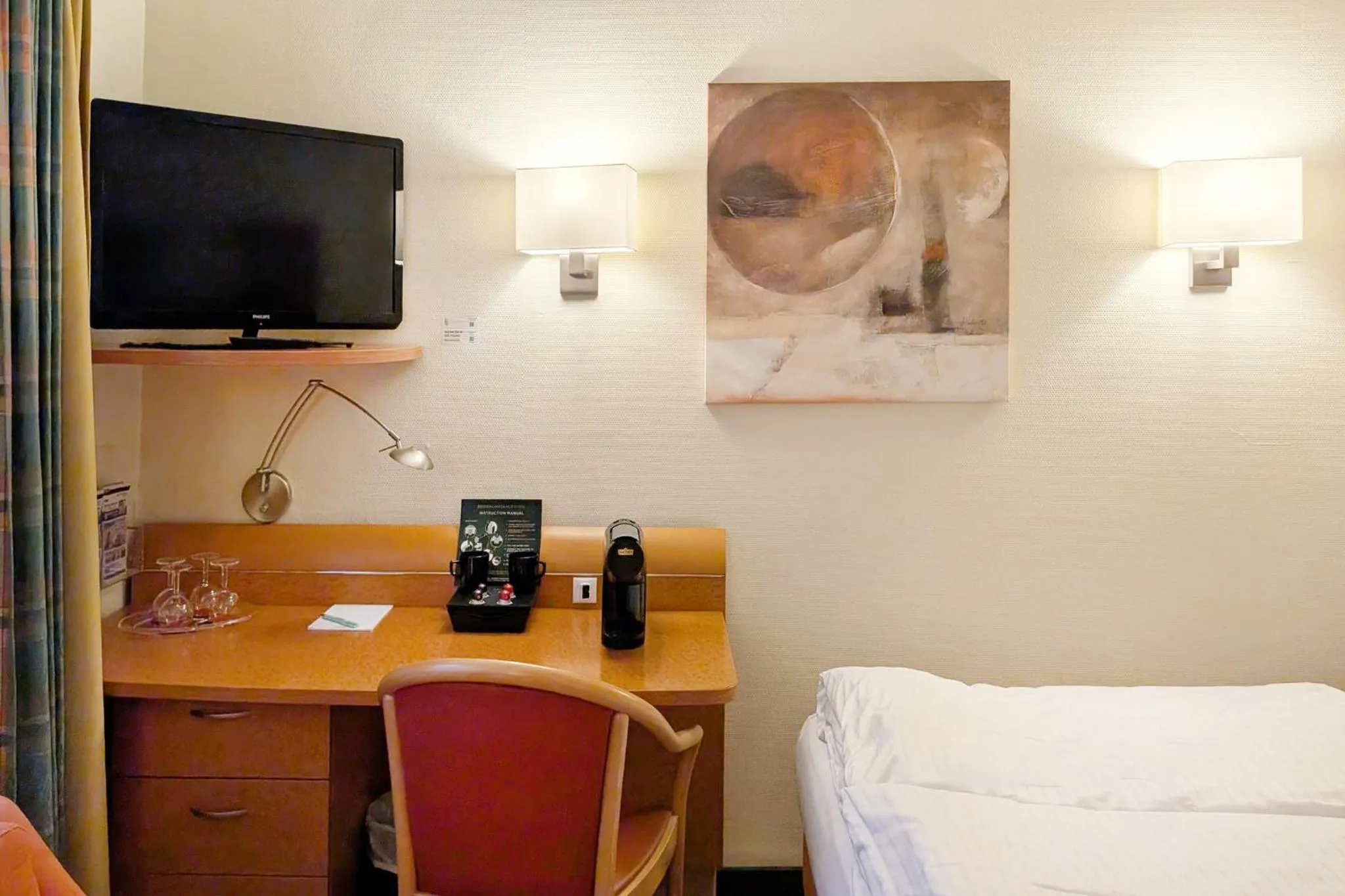 Photo of the whole room, Bed in Garner Hotel Hamburg - Wandsbek Marktplatz by IHG