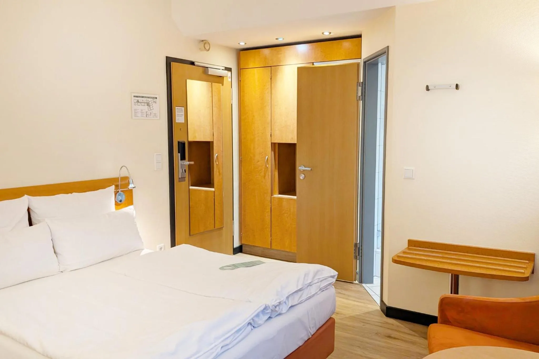 Photo of the whole room, Bed in Garner Hotel Hamburg - Wandsbek Marktplatz by IHG