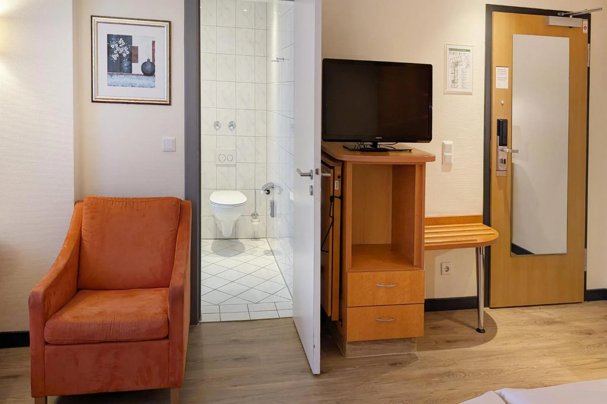 Photo of the whole room, Bed in Garner Hotel Hamburg - Wandsbek Marktplatz by IHG