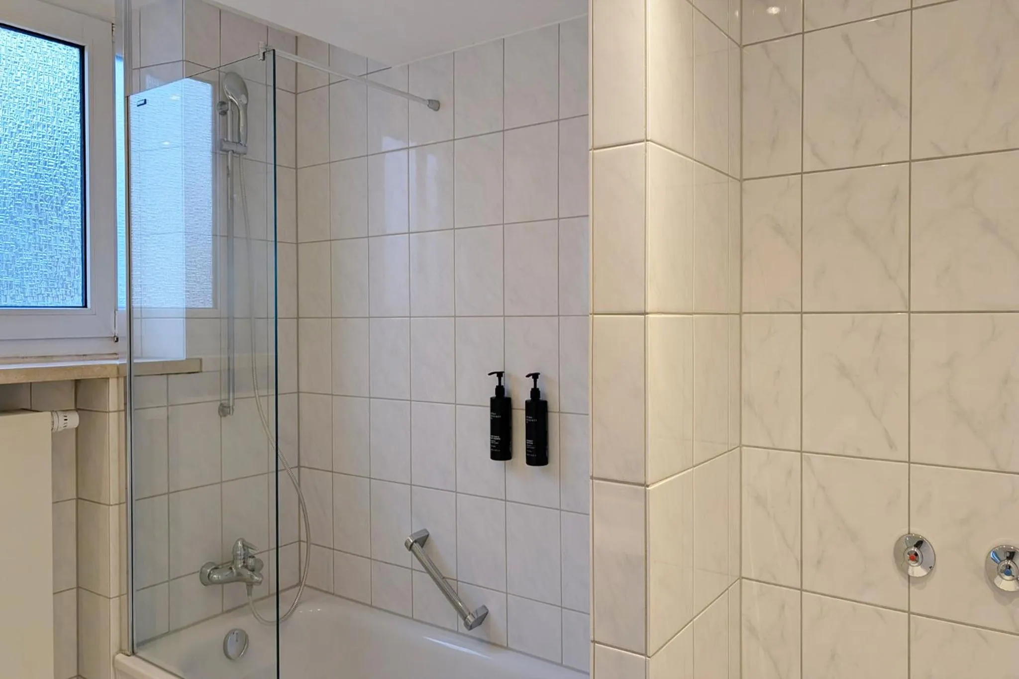 Bathroom in Garner Hotel Hamburg - Wandsbek Marktplatz by IHG