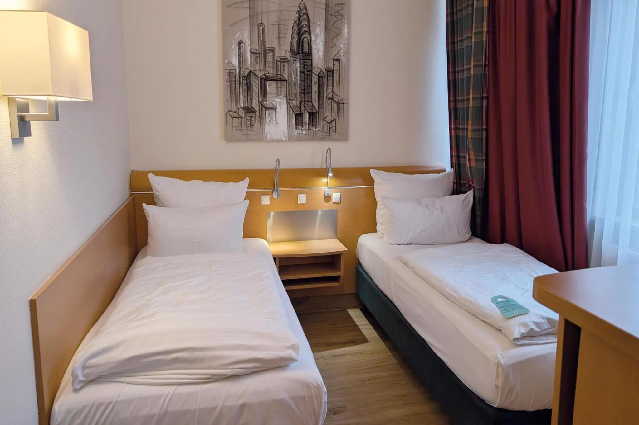 Photo of the whole room, Bed in Garner Hotel Hamburg - Wandsbek Marktplatz by IHG