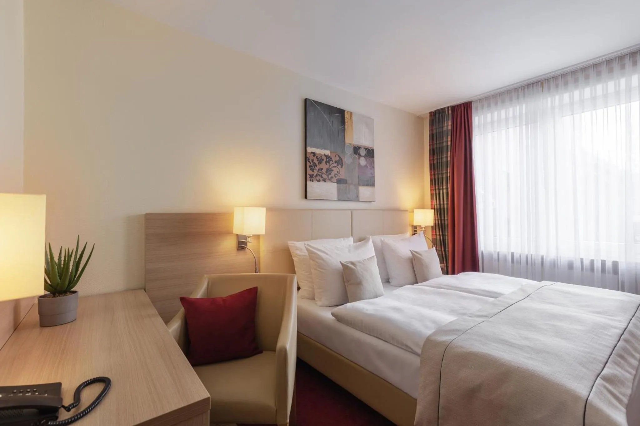 Photo of the whole room, Bed in Garner Hotel Hamburg - Wandsbek Marktplatz by IHG