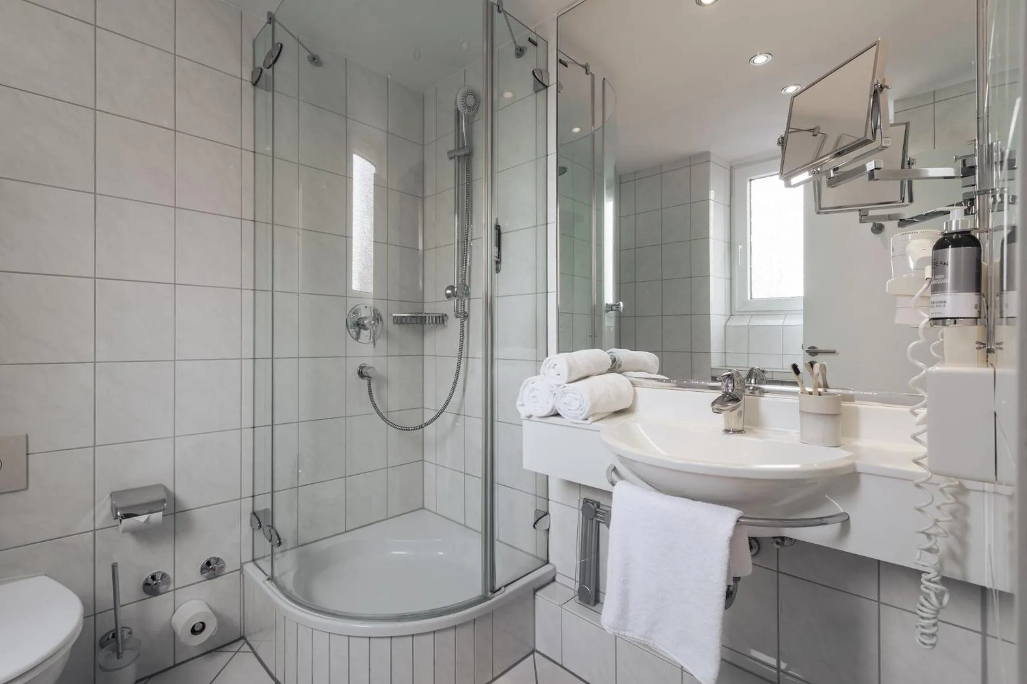 Bathroom in Garner Hotel Hamburg - Wandsbek Marktplatz by IHG