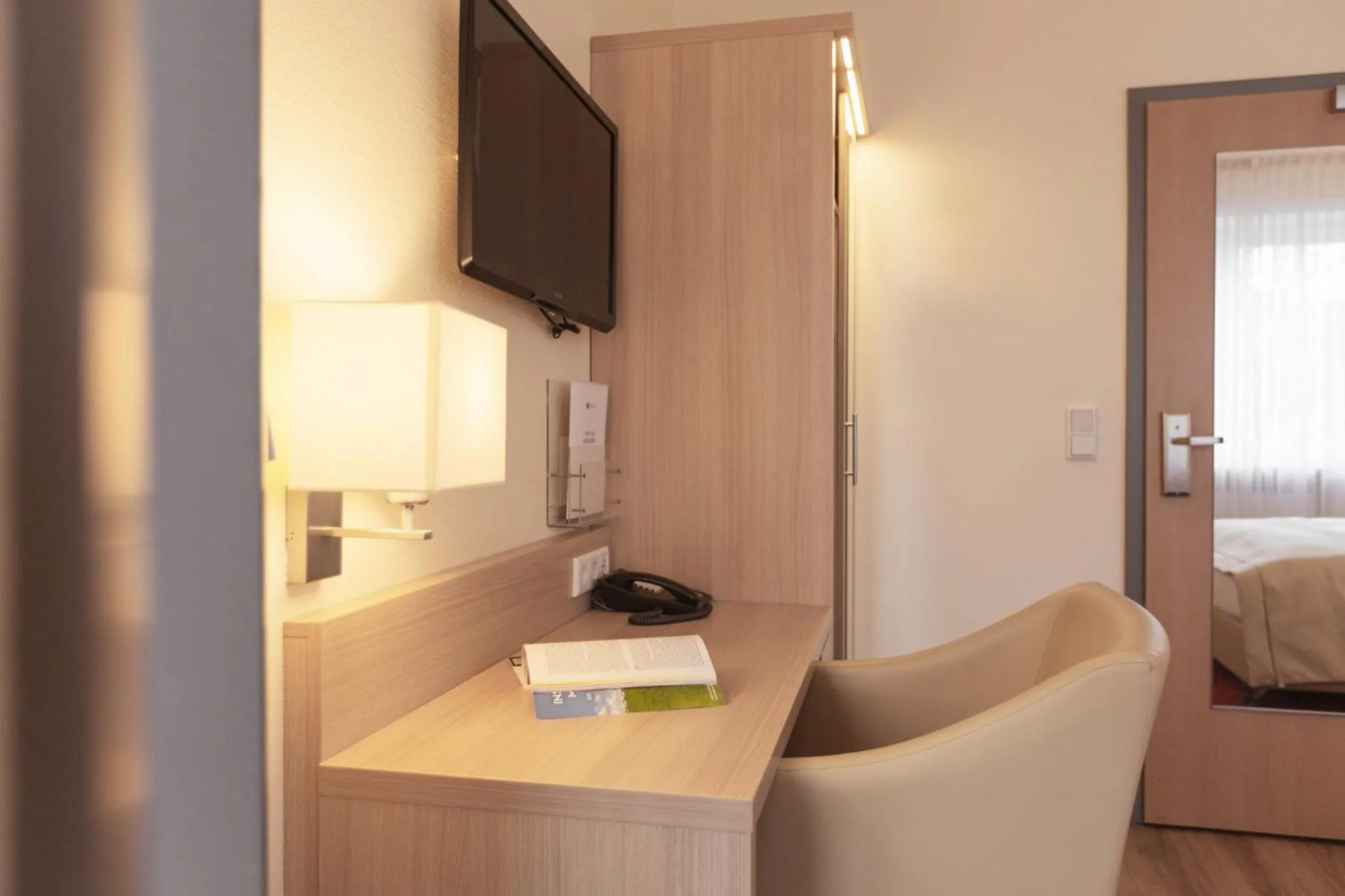 Photo of the whole room, Bed in Garner Hotel Hamburg - Wandsbek Marktplatz by IHG