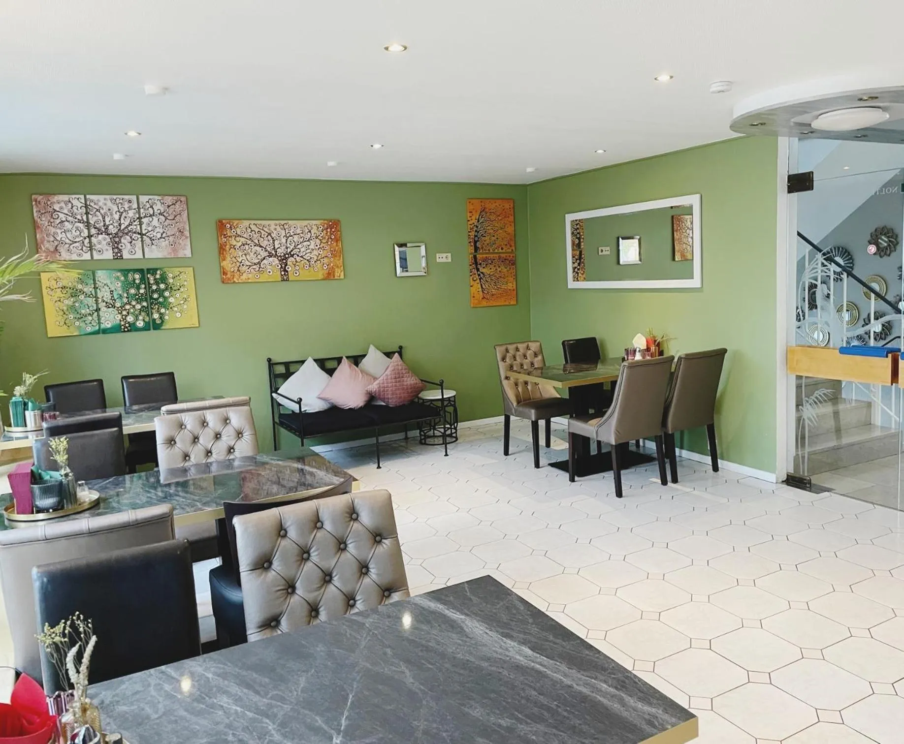 Restaurant/places to eat in Europa Hotel City