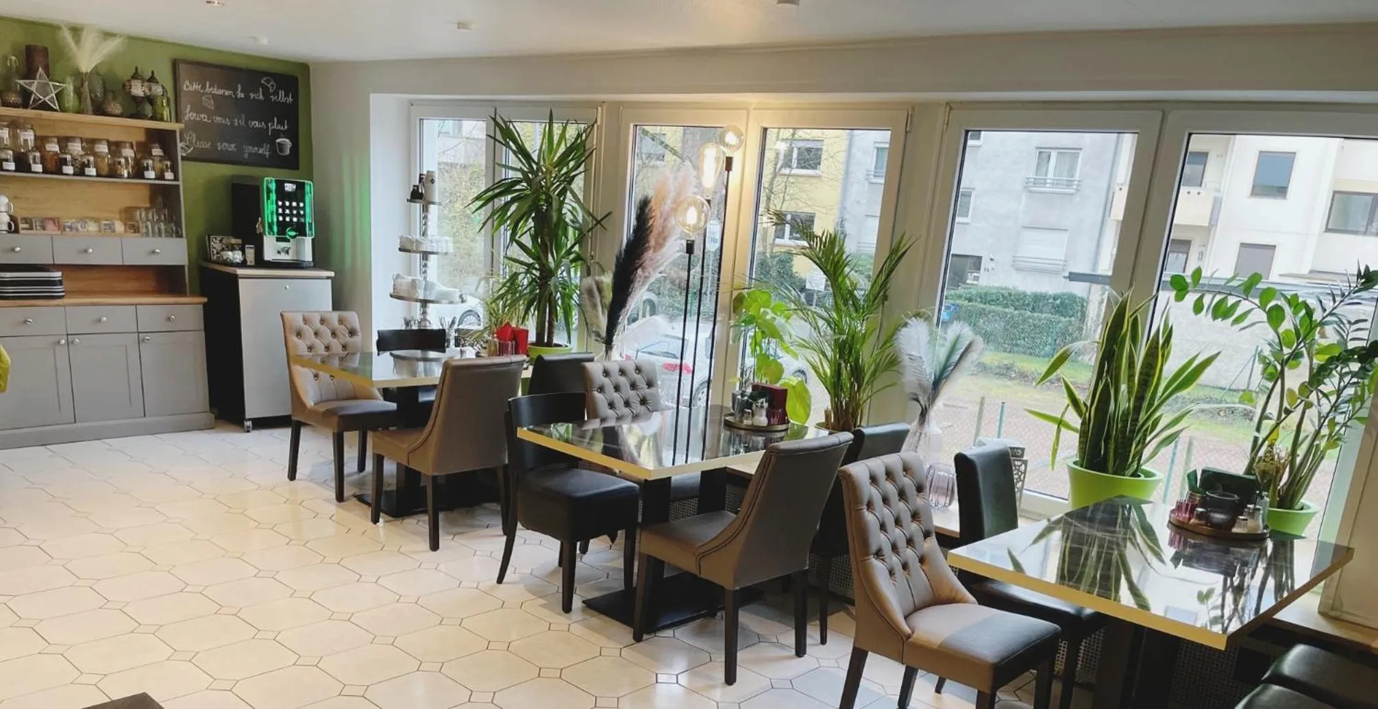 Restaurant/places to eat in Europa Hotel City