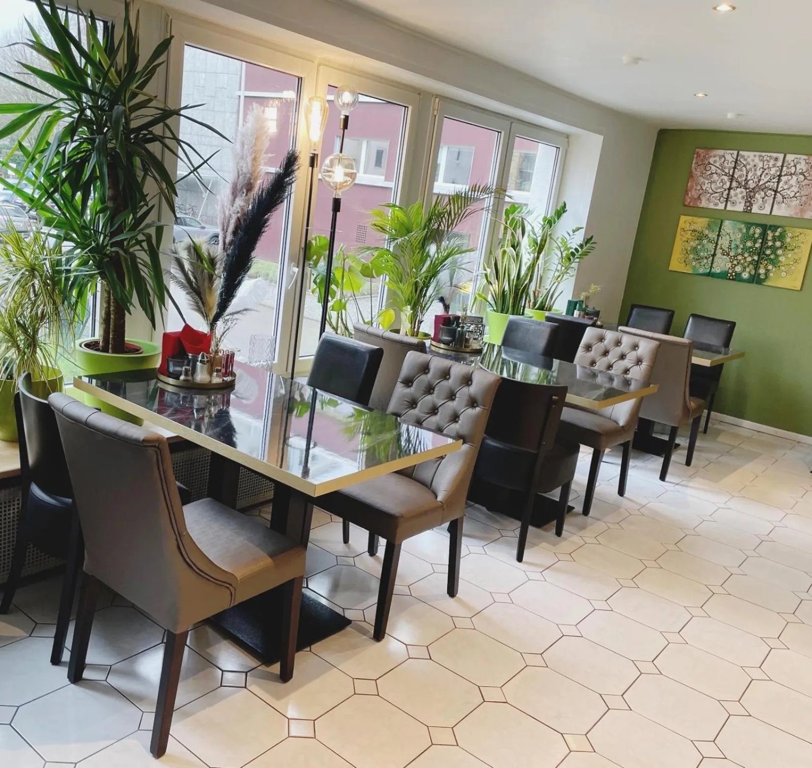 Restaurant/places to eat in Europa Hotel City