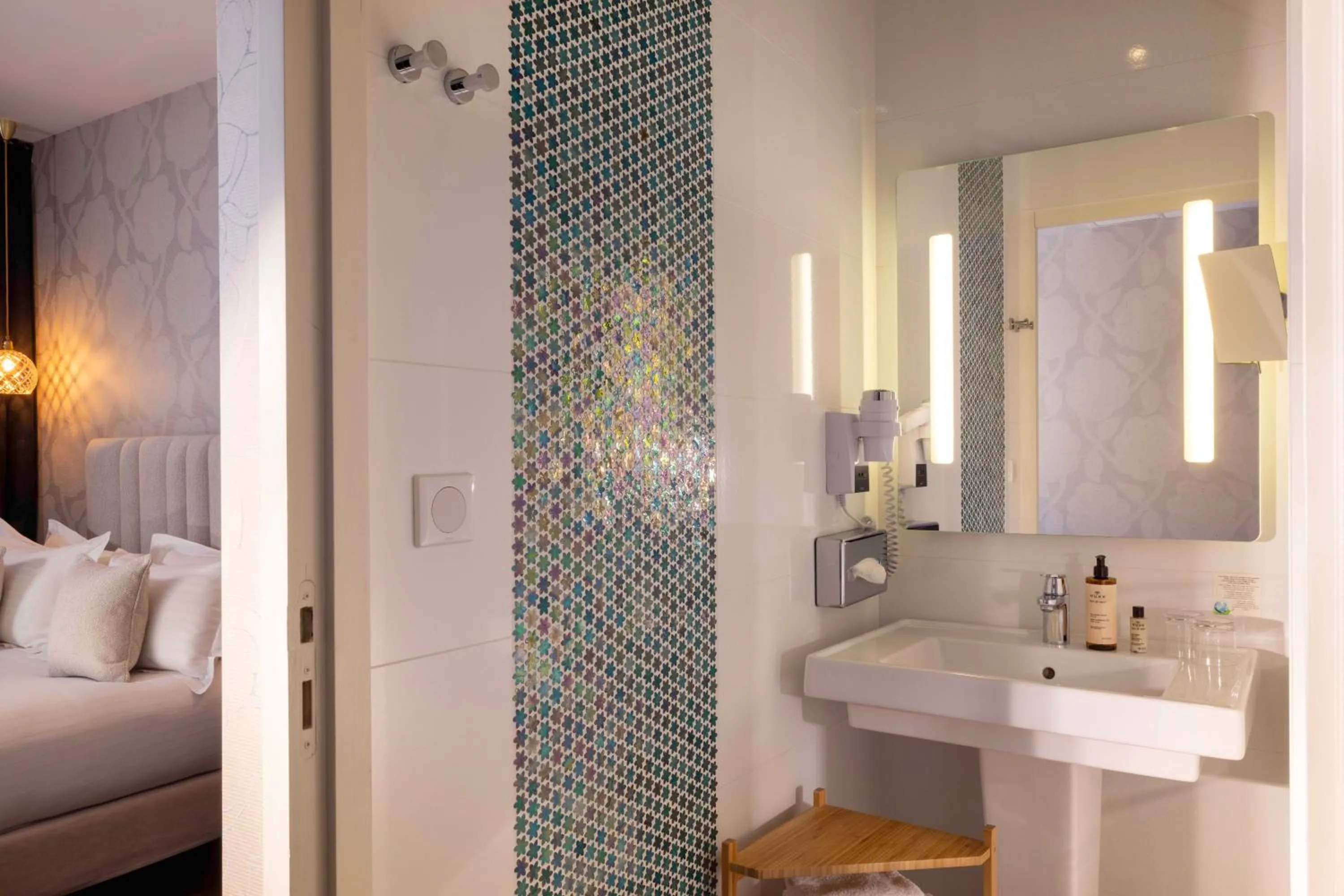 Bathroom, Bed in Best Western Plus Hôtel Isidore