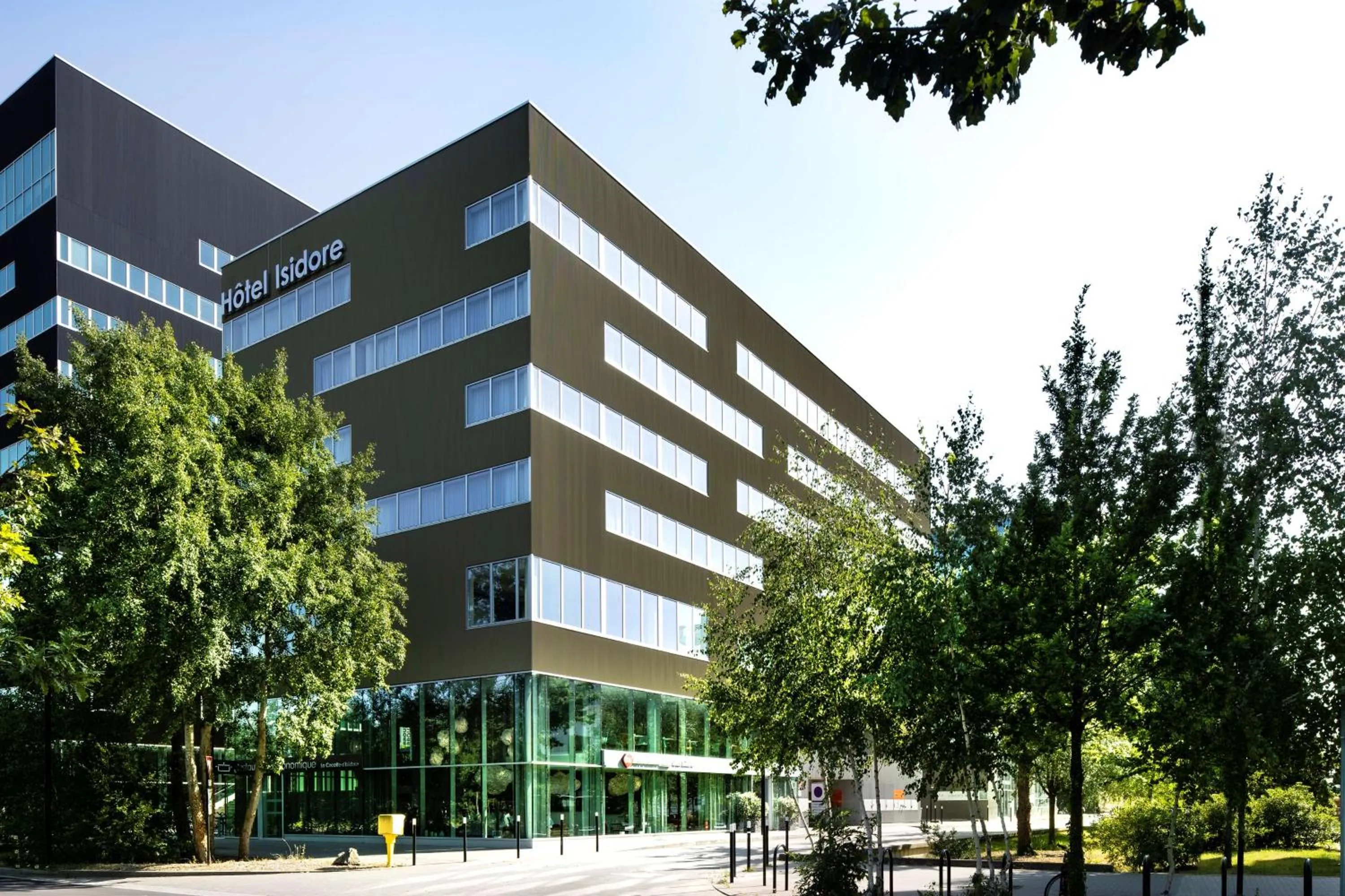 Property building in Best Western Plus Hôtel Isidore