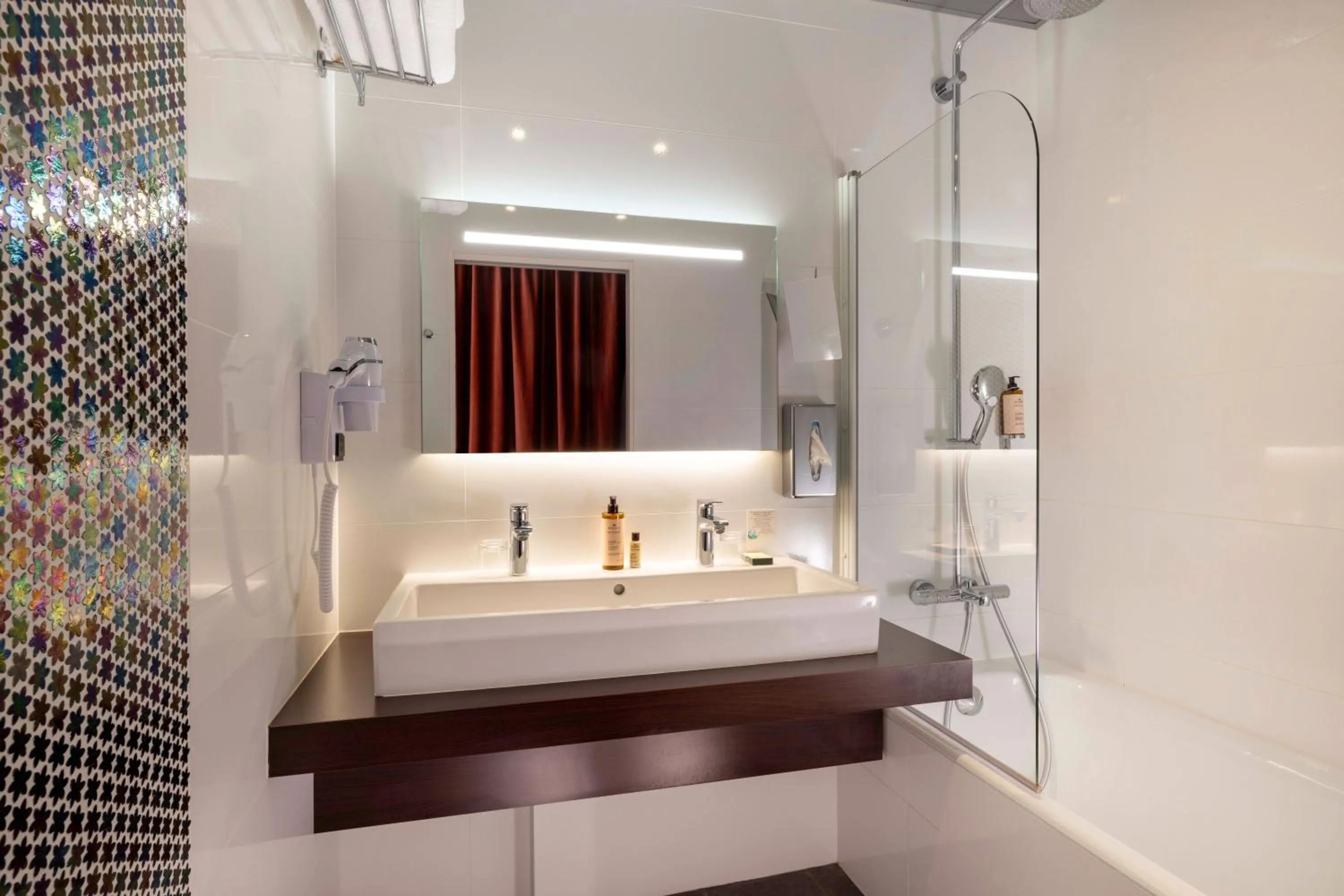 Bathroom in Best Western Plus Hôtel Isidore