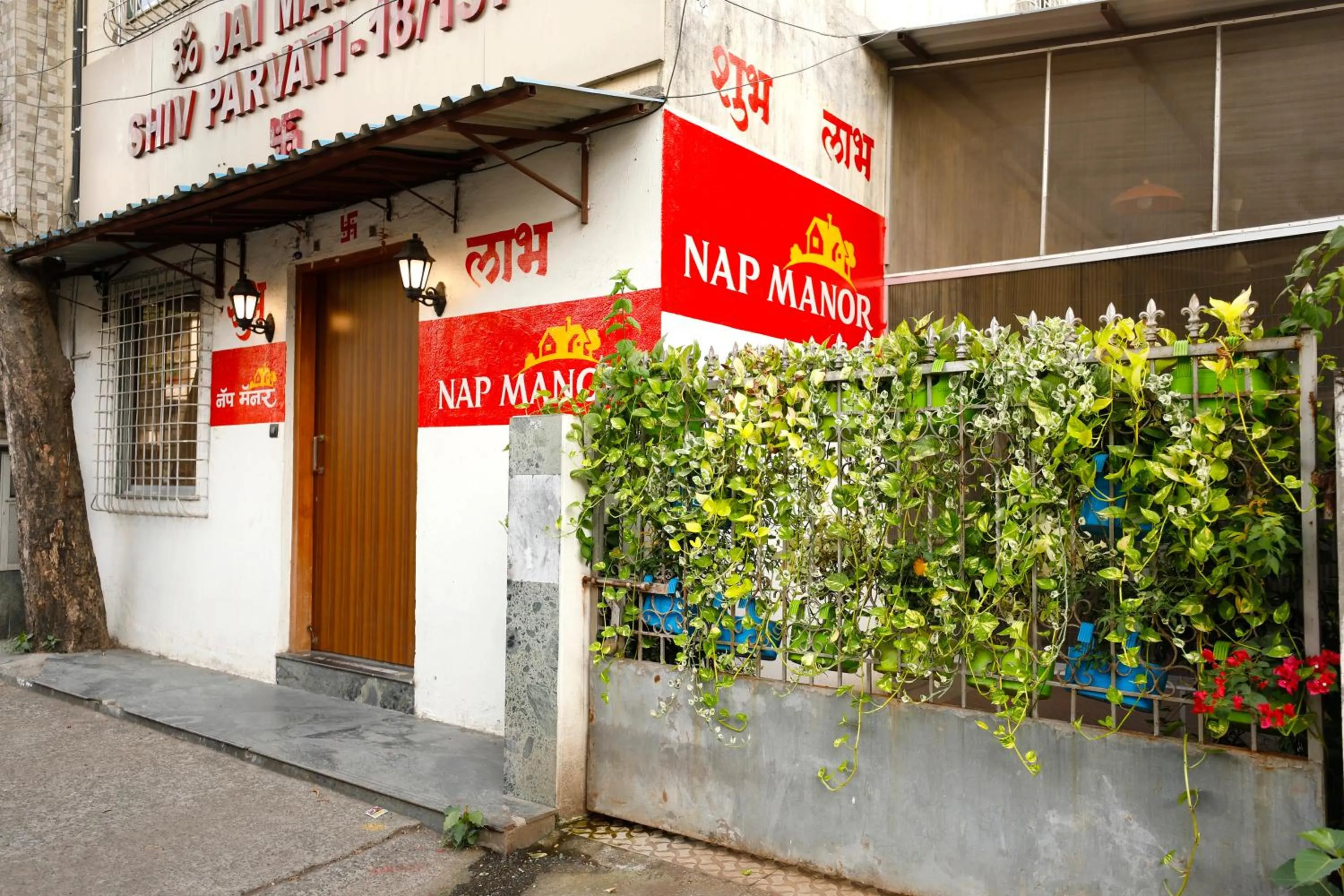 Facade/entrance in Nap Manor Hostels