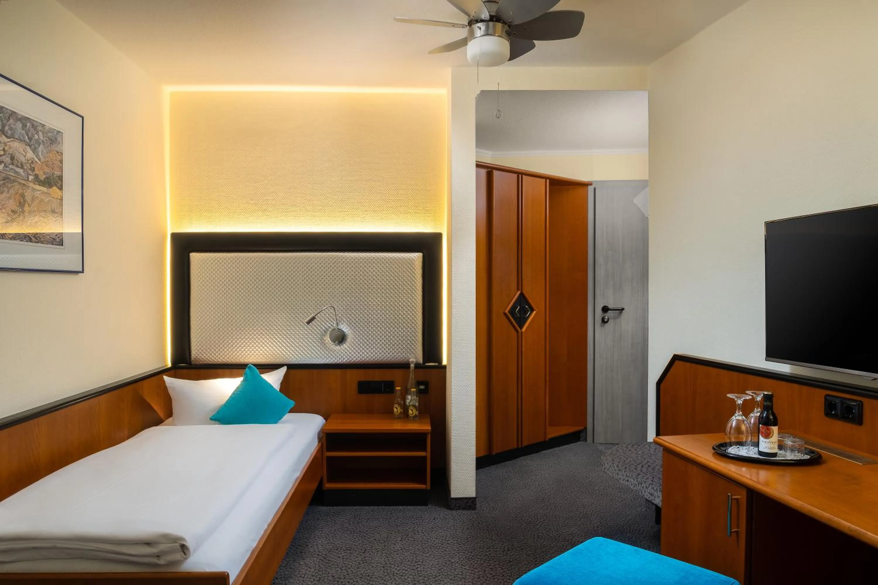 Communal lounge/ TV room, Bed in Hetzel Hotel Stuttgart