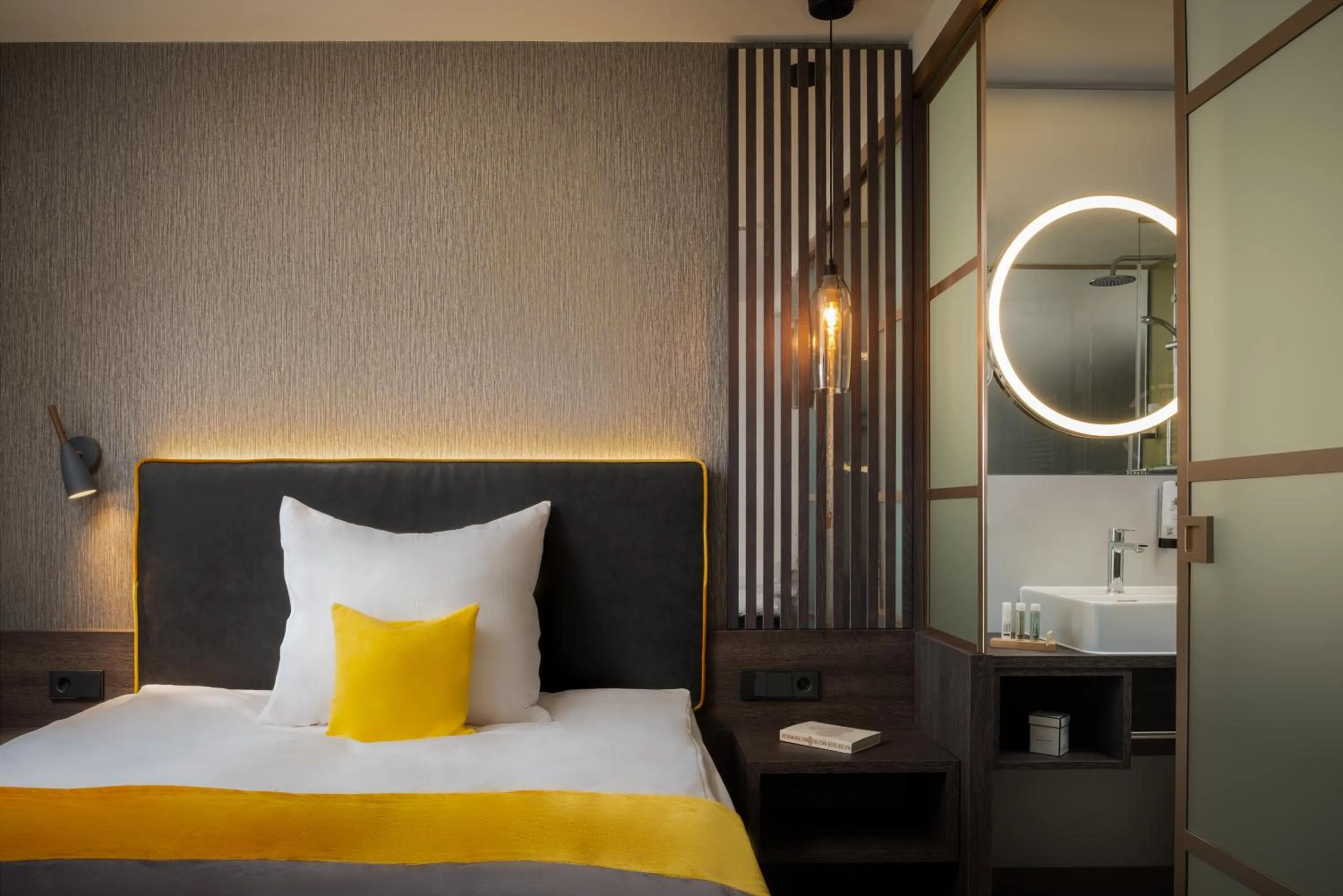 Shower, Bed in Hetzel Hotel Stuttgart