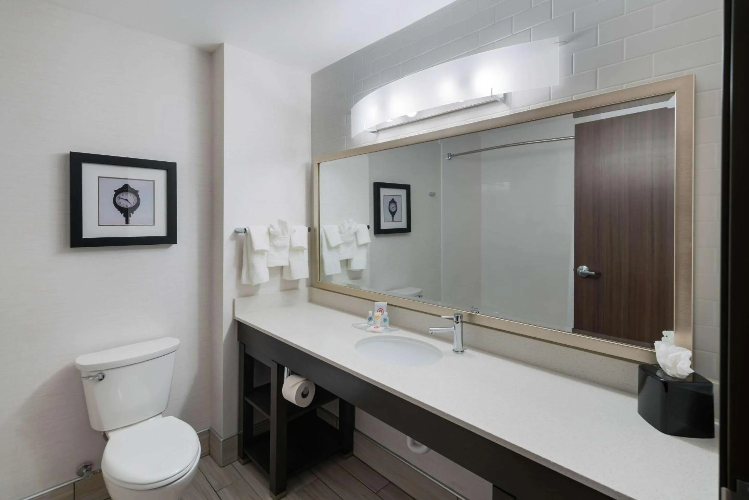 Bathroom in Comfort Suites Kennewick at Southridge