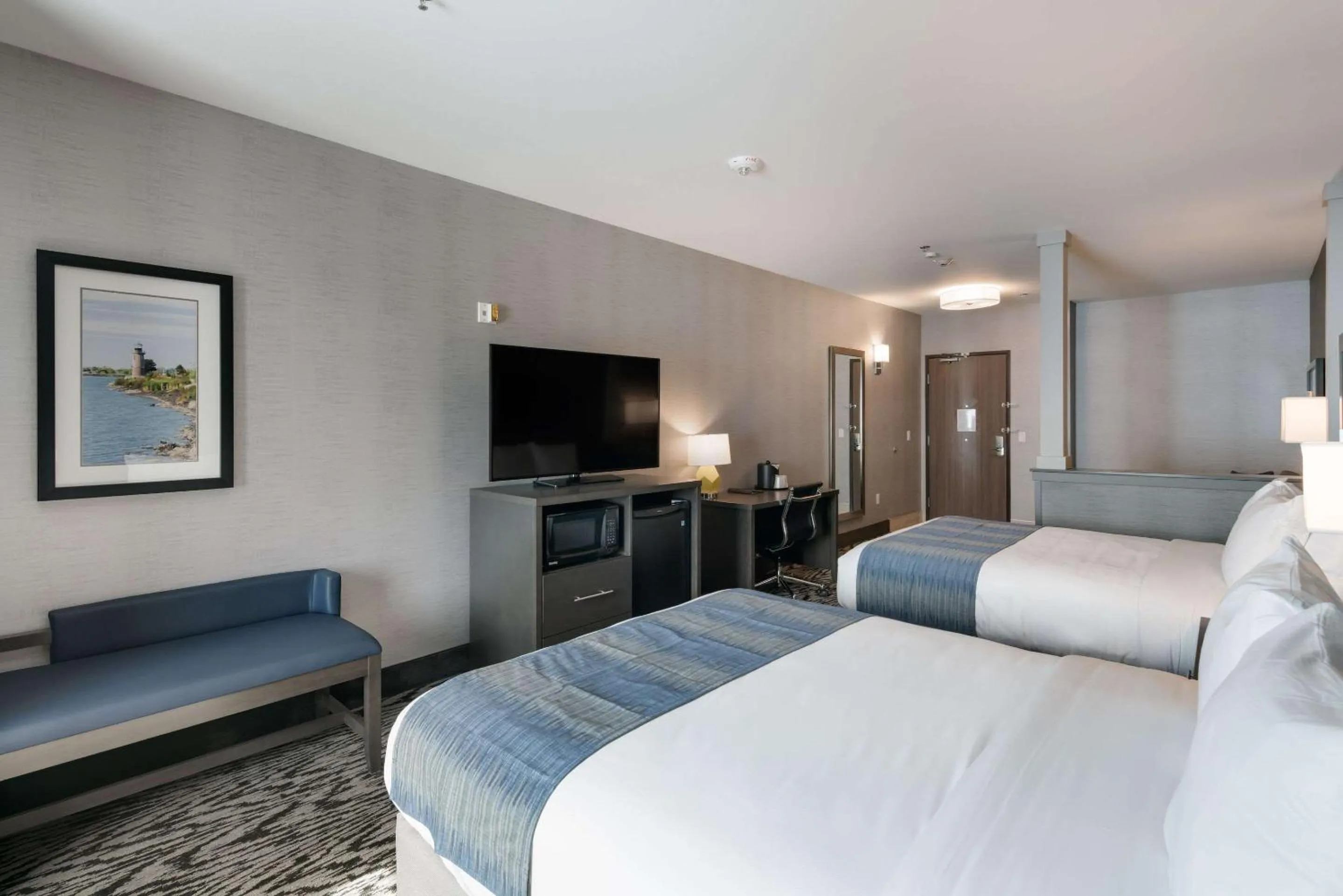 Photo of the whole room, Bed in Comfort Suites Kennewick at Southridge