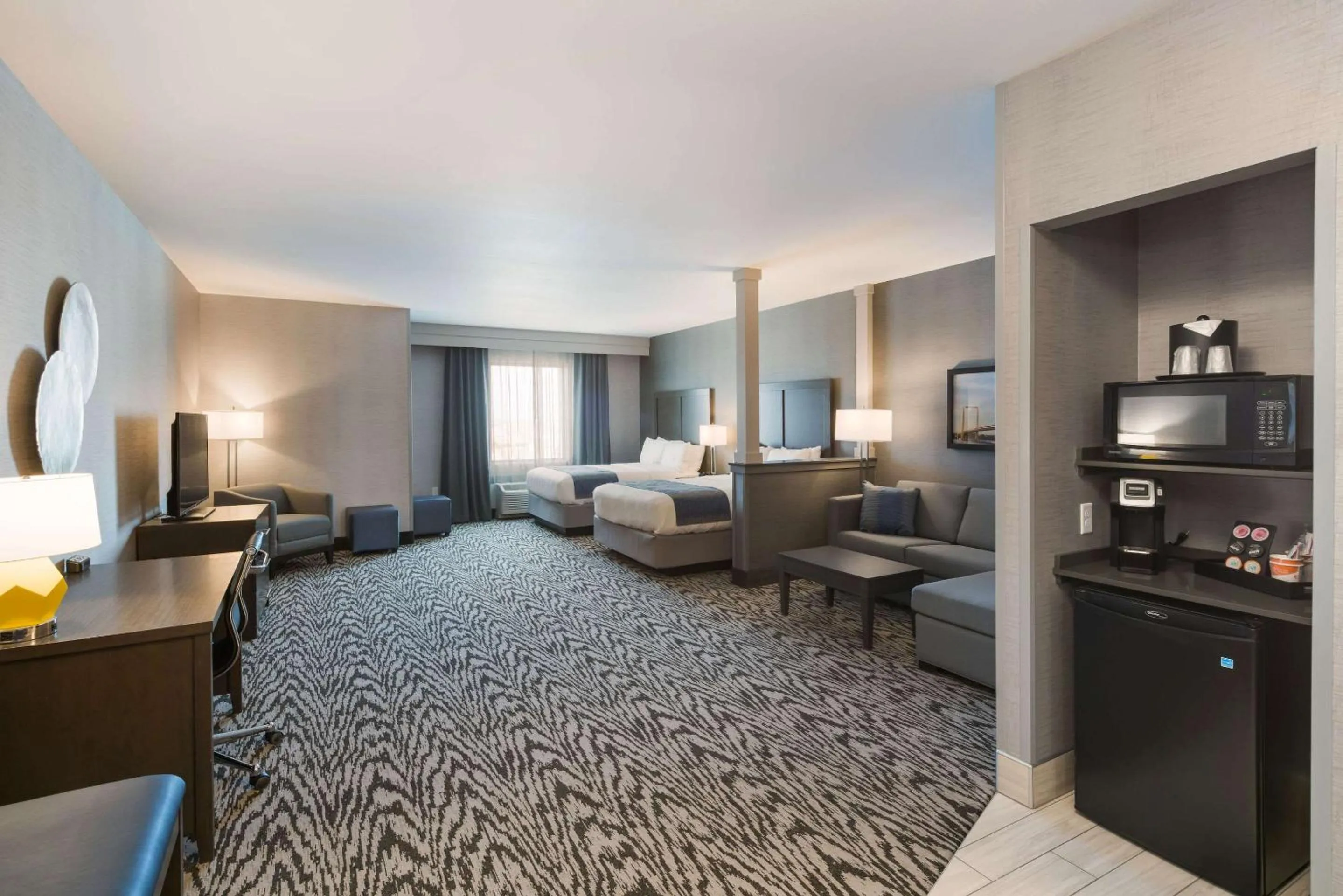 Photo of the whole room, Bed in Comfort Suites Kennewick at Southridge