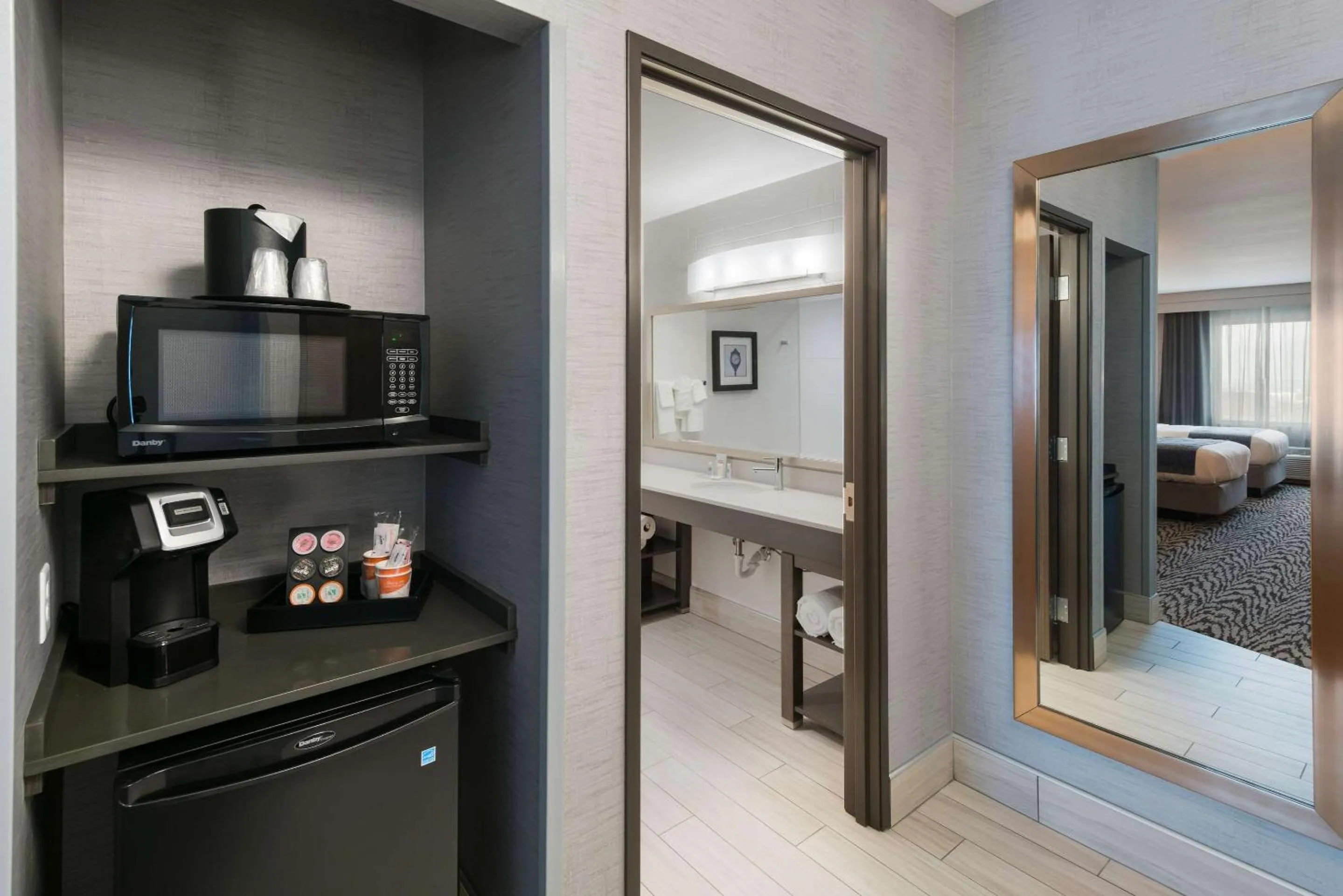 Photo of the whole room, Bed in Comfort Suites Kennewick at Southridge