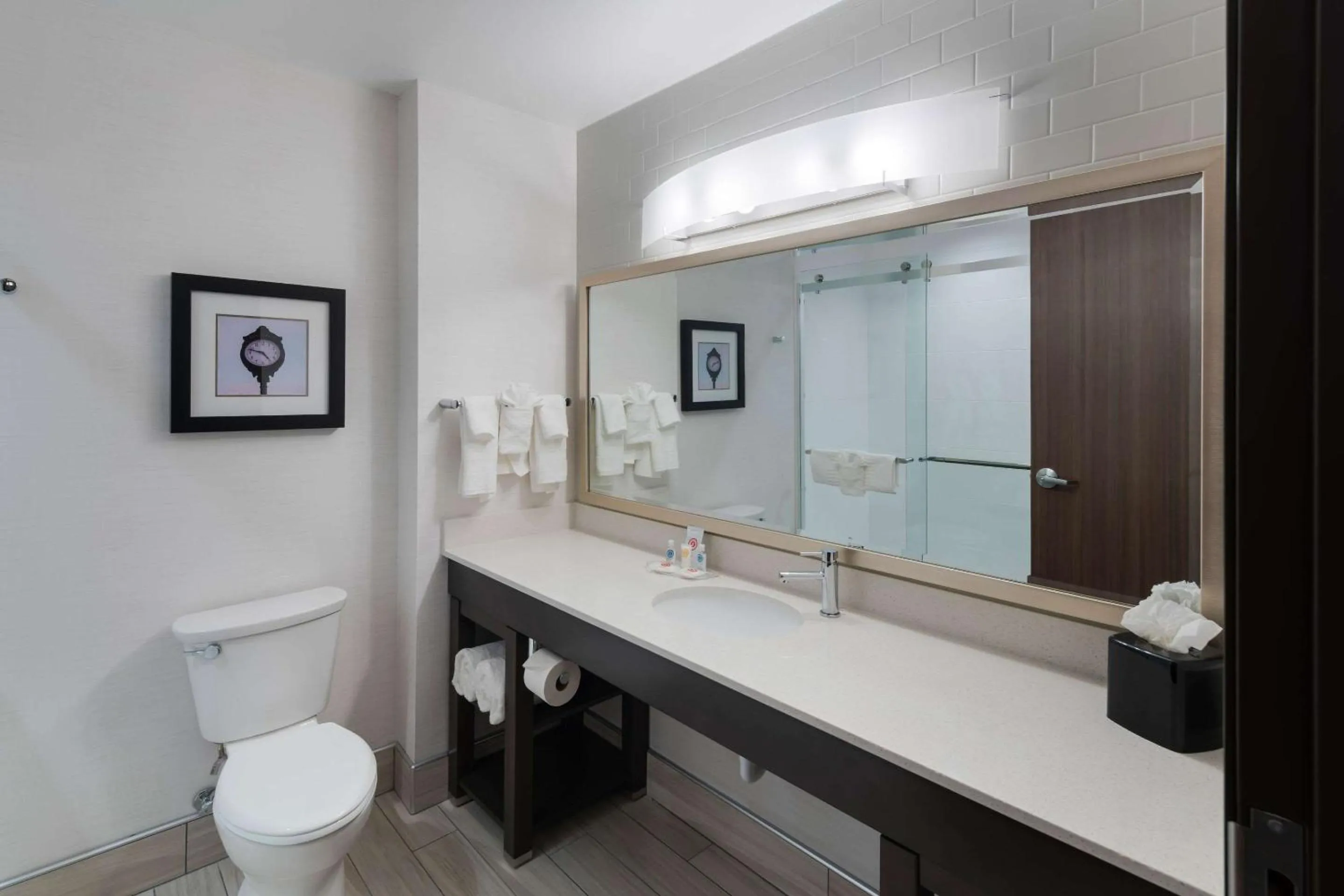 Photo of the whole room in Comfort Suites Kennewick at Southridge