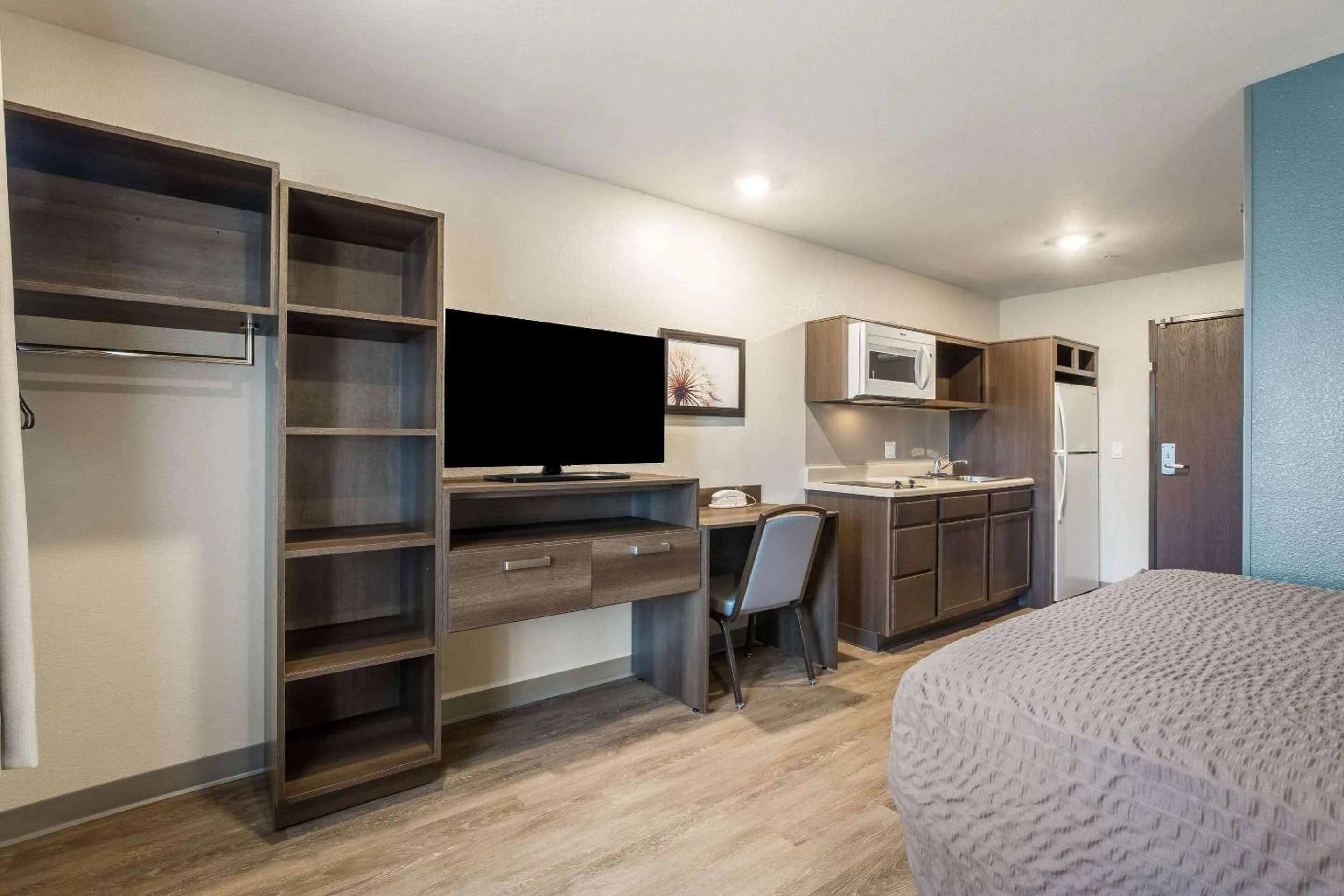 Photo of the whole room in WoodSpring Suites Colton