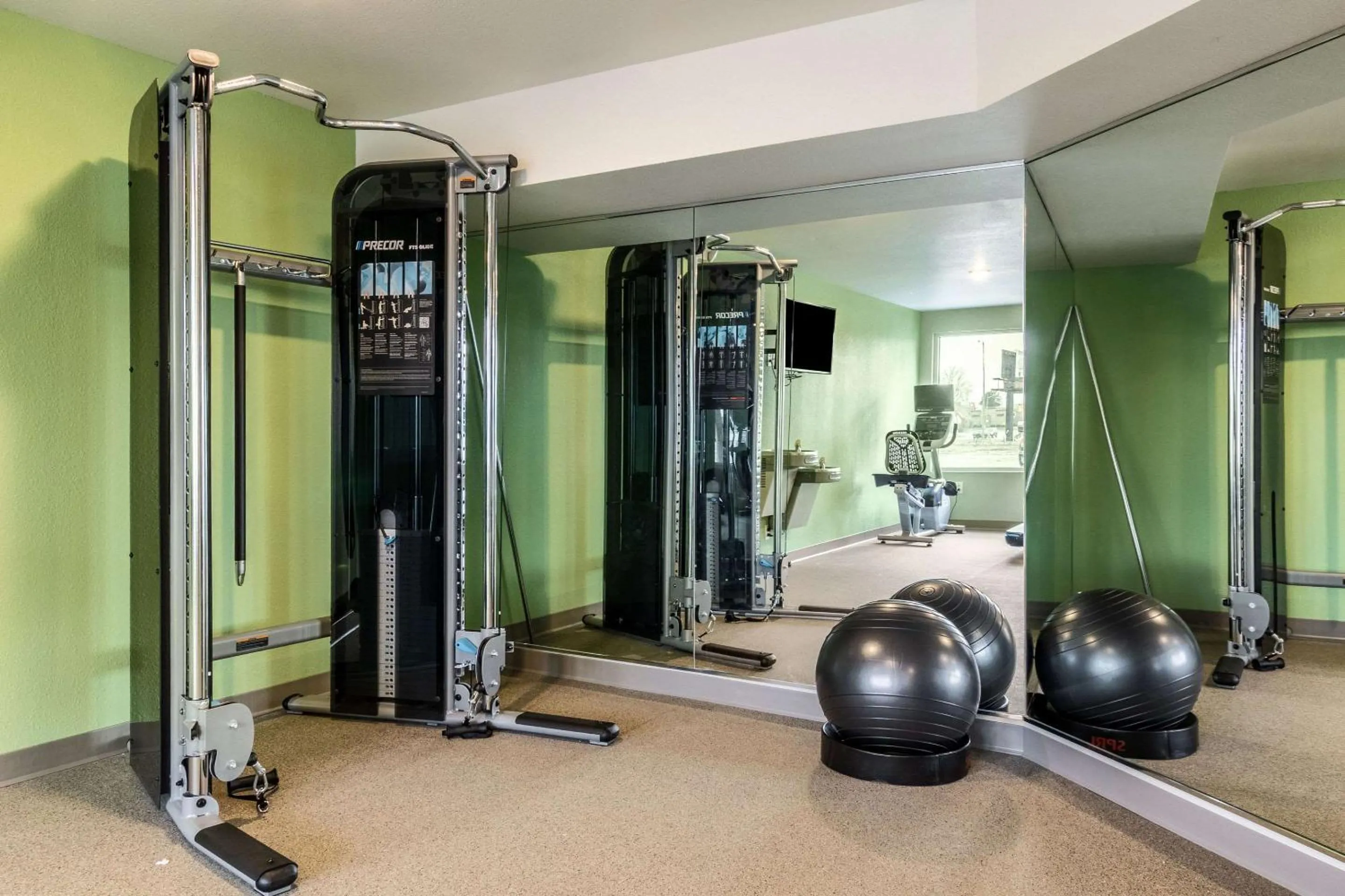Fitness centre/facilities in WoodSpring Suites Indianapolis Castleton