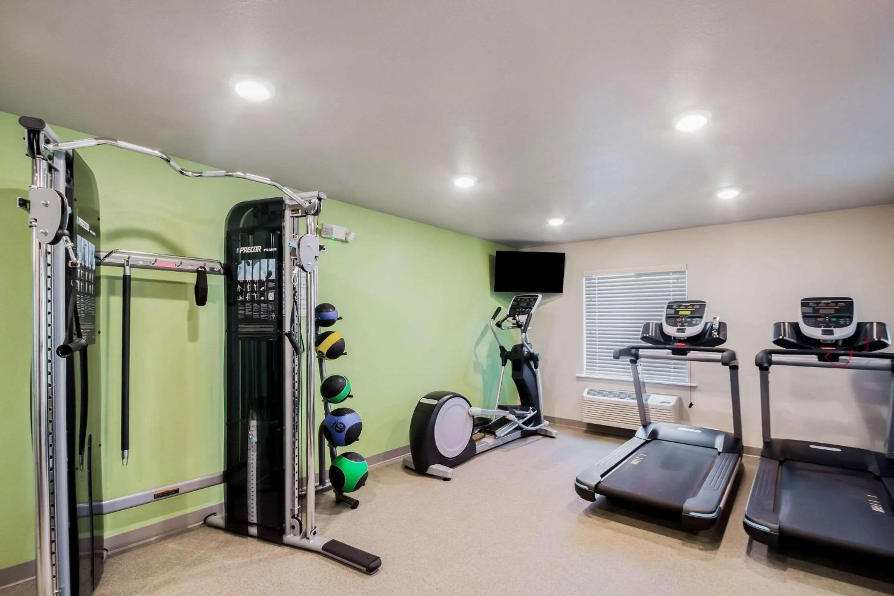 Fitness centre/facilities in WoodSpring Suites Chicago Addison
