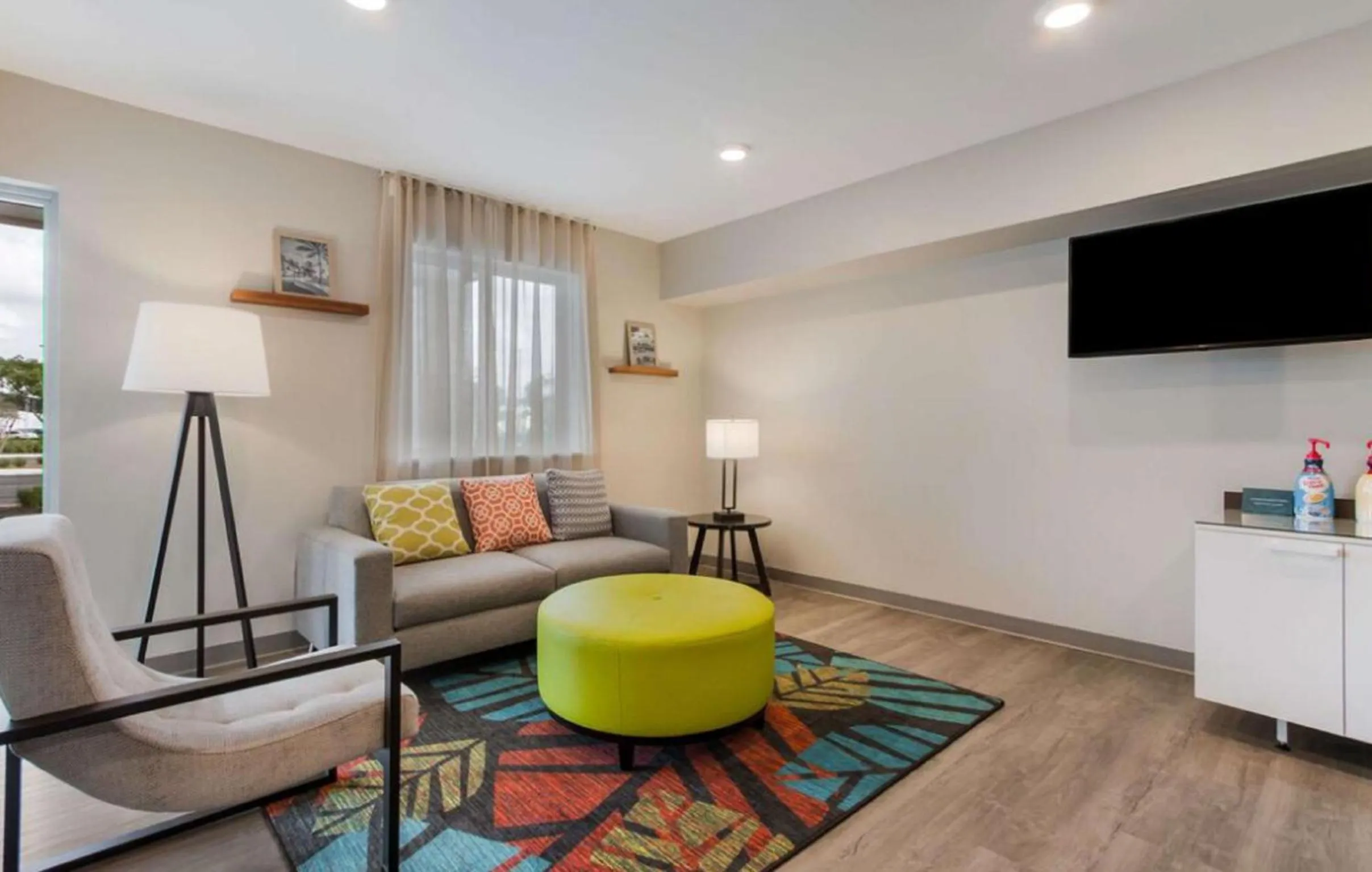 Seating area in Woodspring Suites Atlanta Stockbridge