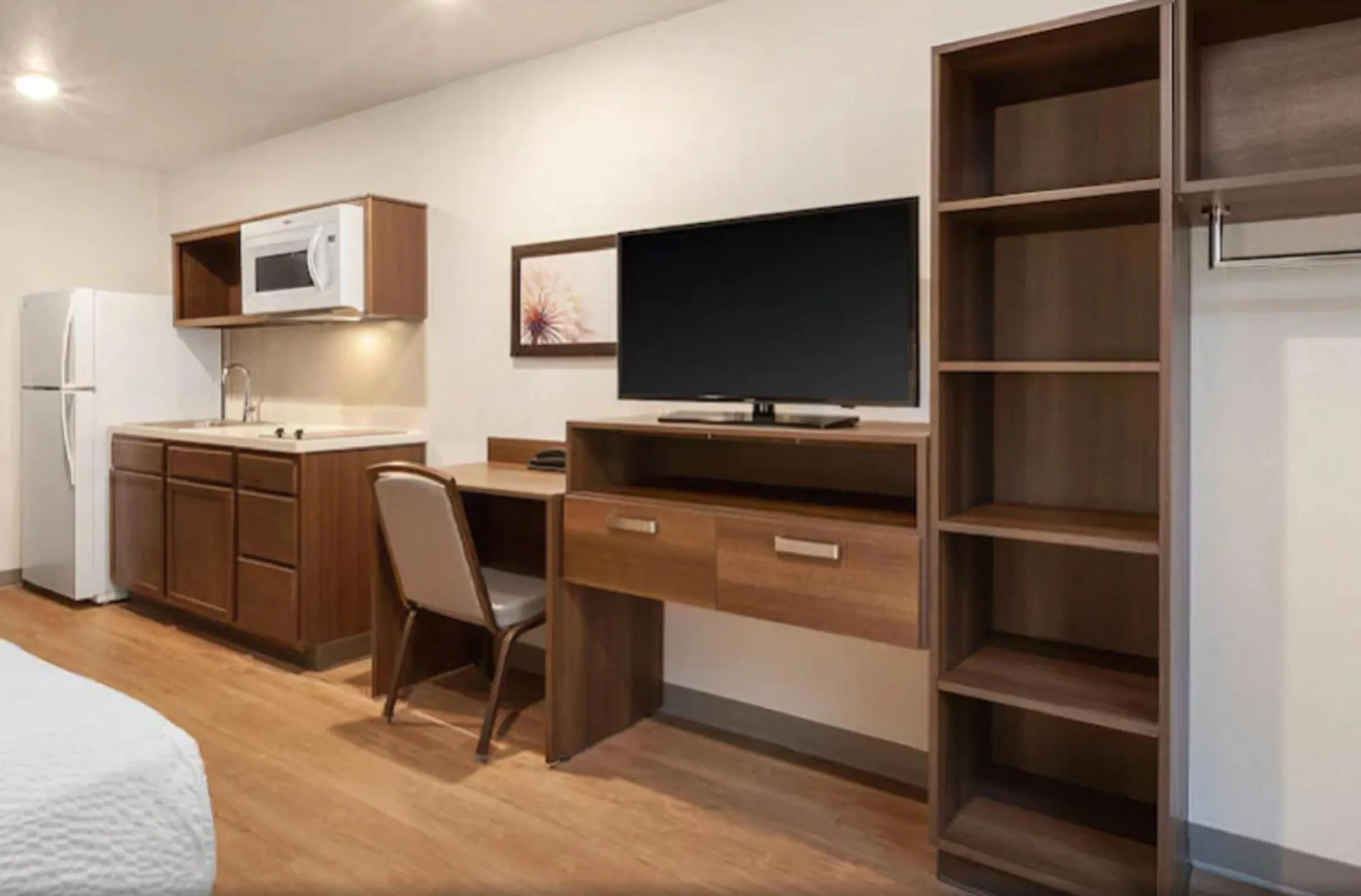 Kitchen or kitchenette, Bed in Woodspring Suites Atlanta Stockbridge