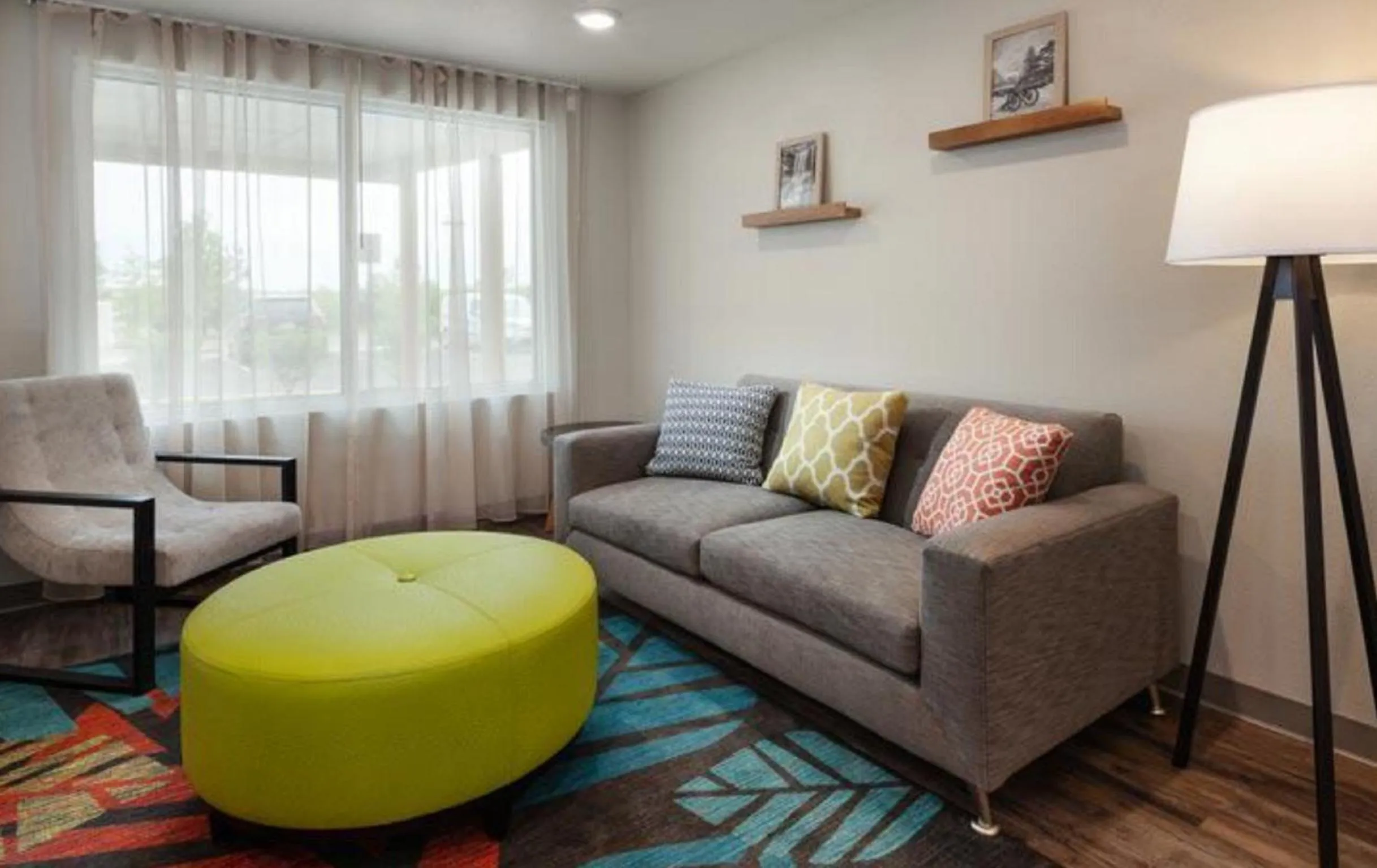 Seating area in Woodspring Suites Atlanta Stockbridge