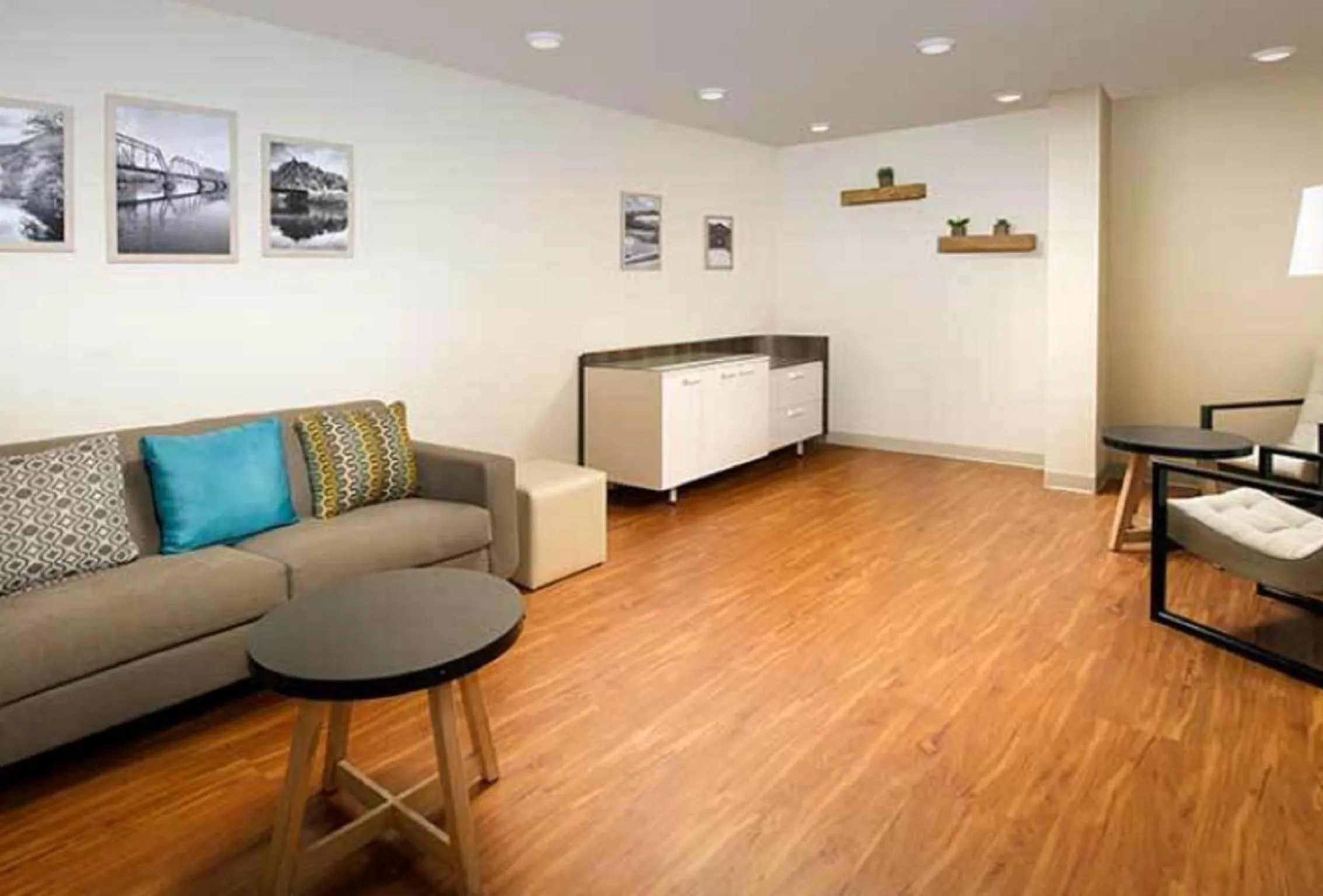 Seating area in Woodspring Suites Atlanta Stockbridge